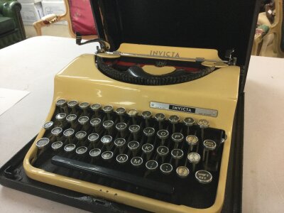A vintage Italian Invicta type writer- NO RESERVE