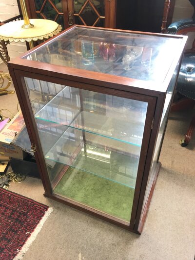 A Mahogany shop display cabinet with two glass shelves . Dimensions 50cm wide 46cm long 76cm tall