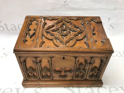 A vintage gothic carved oak letter box.
27 x 20 x 16cm