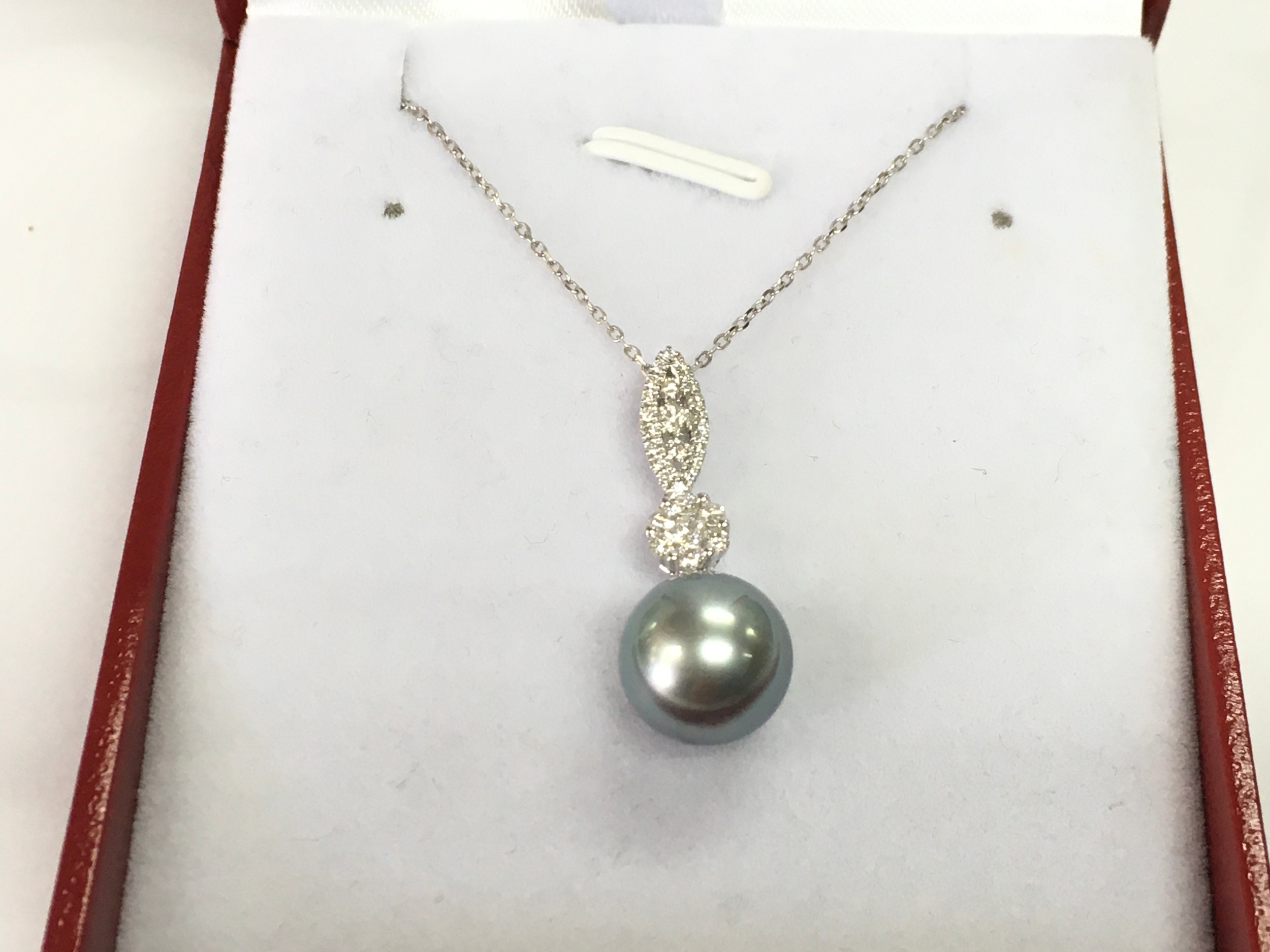 18ct white gold pendant sent with a grey cultured pearl and diamonds in the articulated bale.