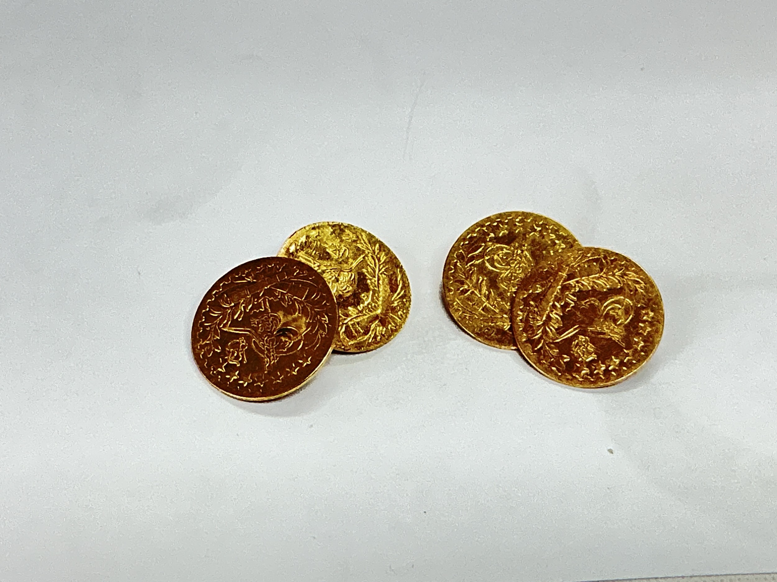 A pair of gold coin cufflinks, approx 7.2g.