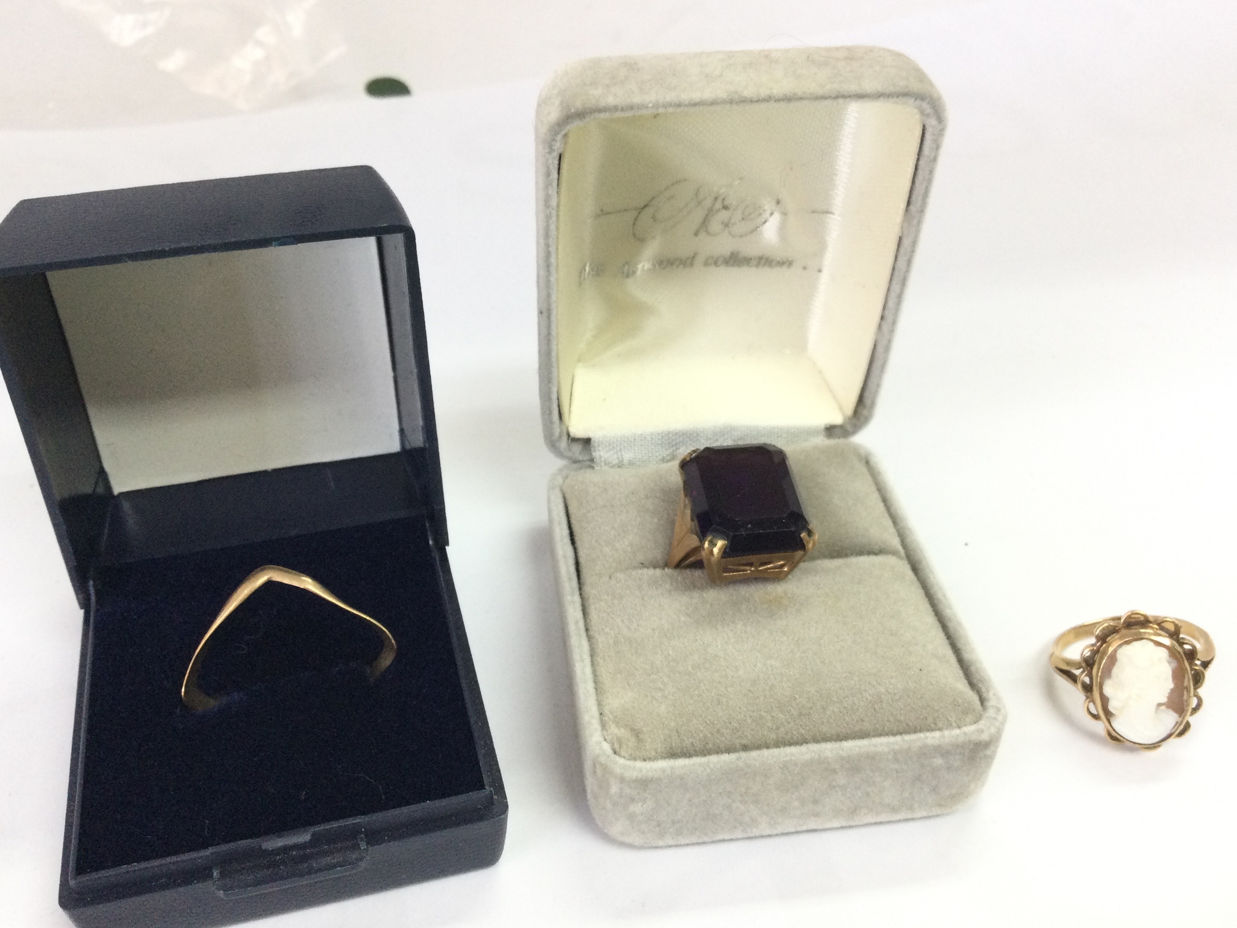 Three 9ct gold rings. 1g total weight . Size N