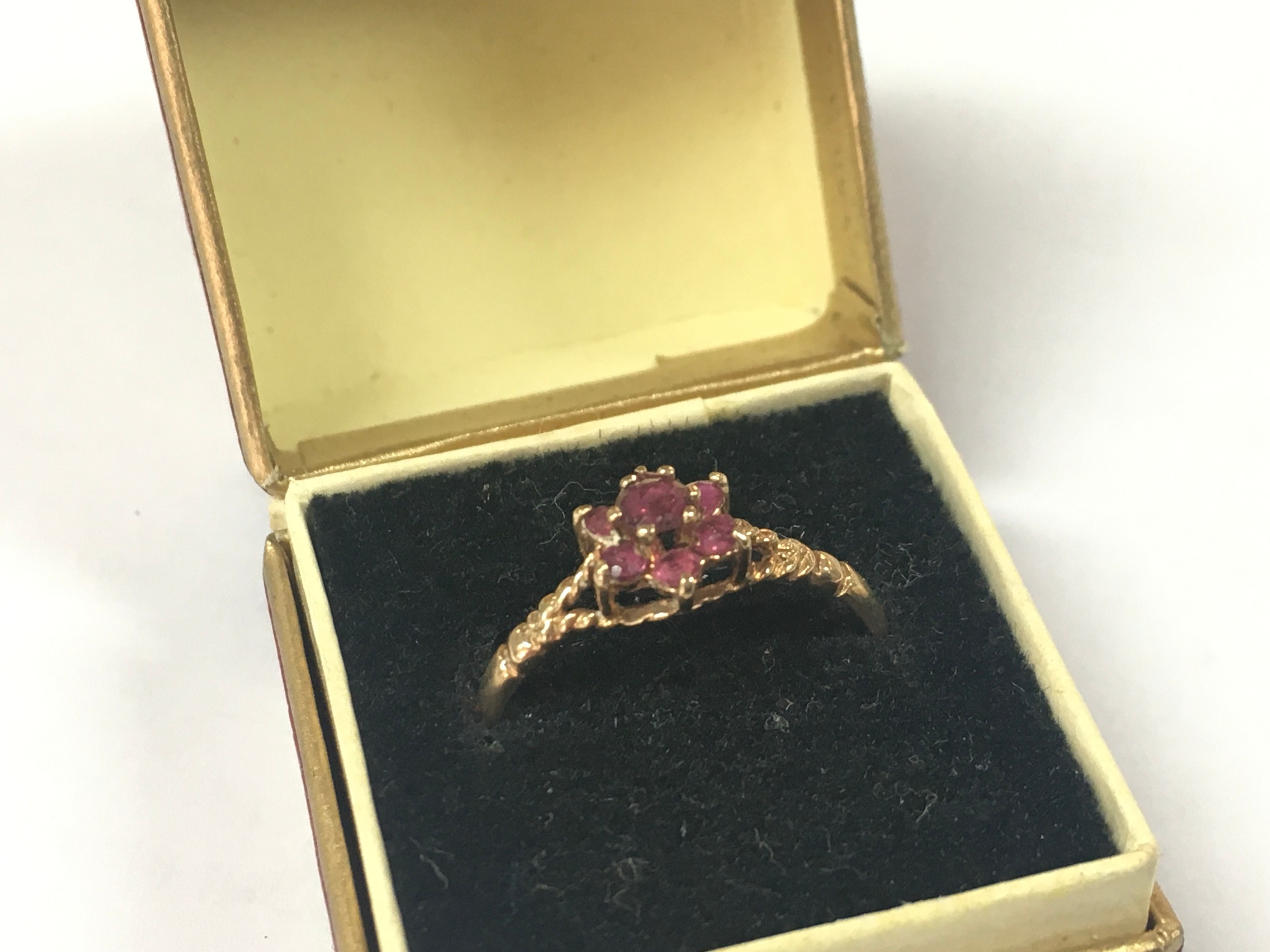 Small 9ct gold ring set with pink sapphire stones, size P