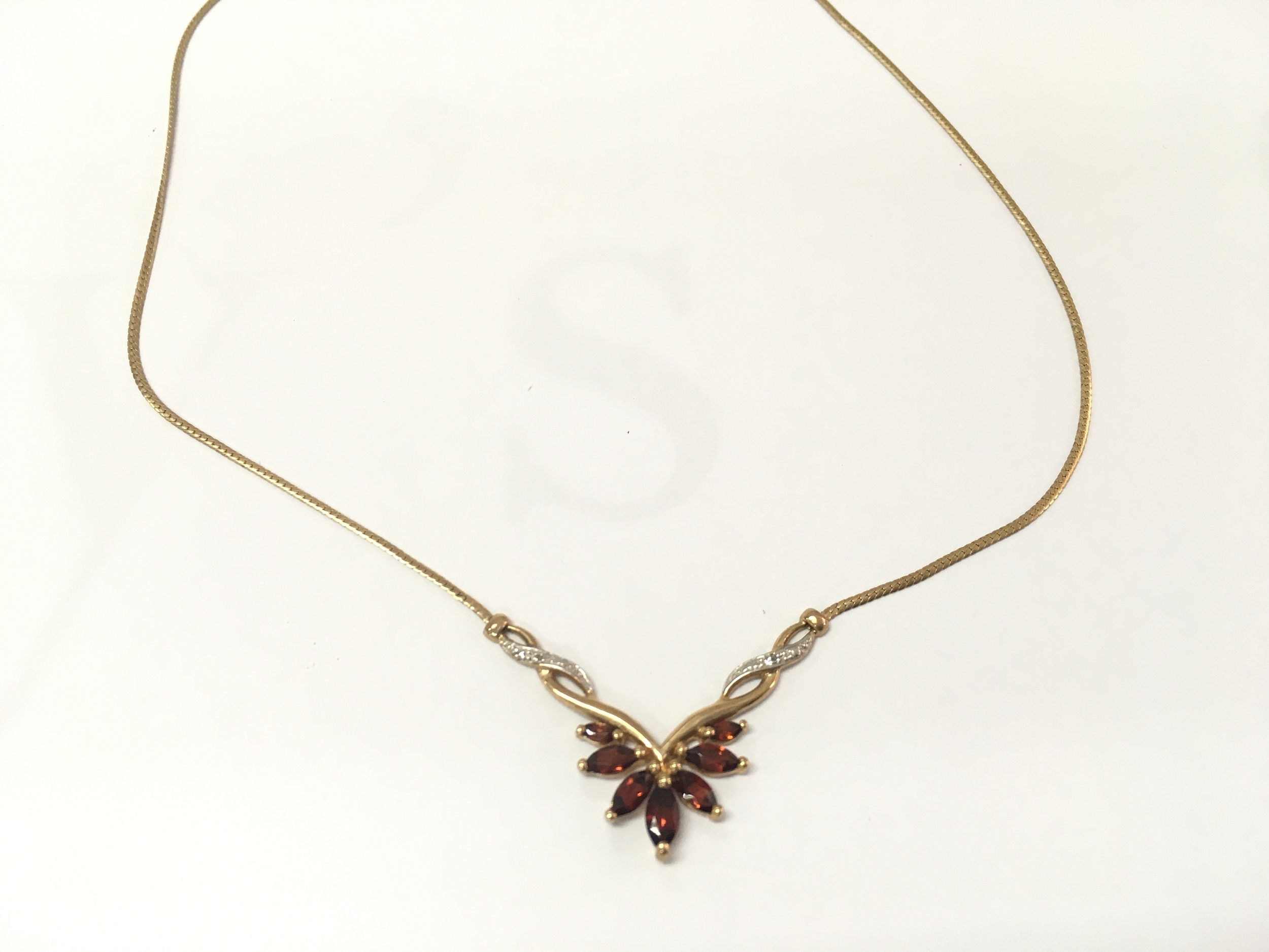 9ct gold necklace with garnets. 5g