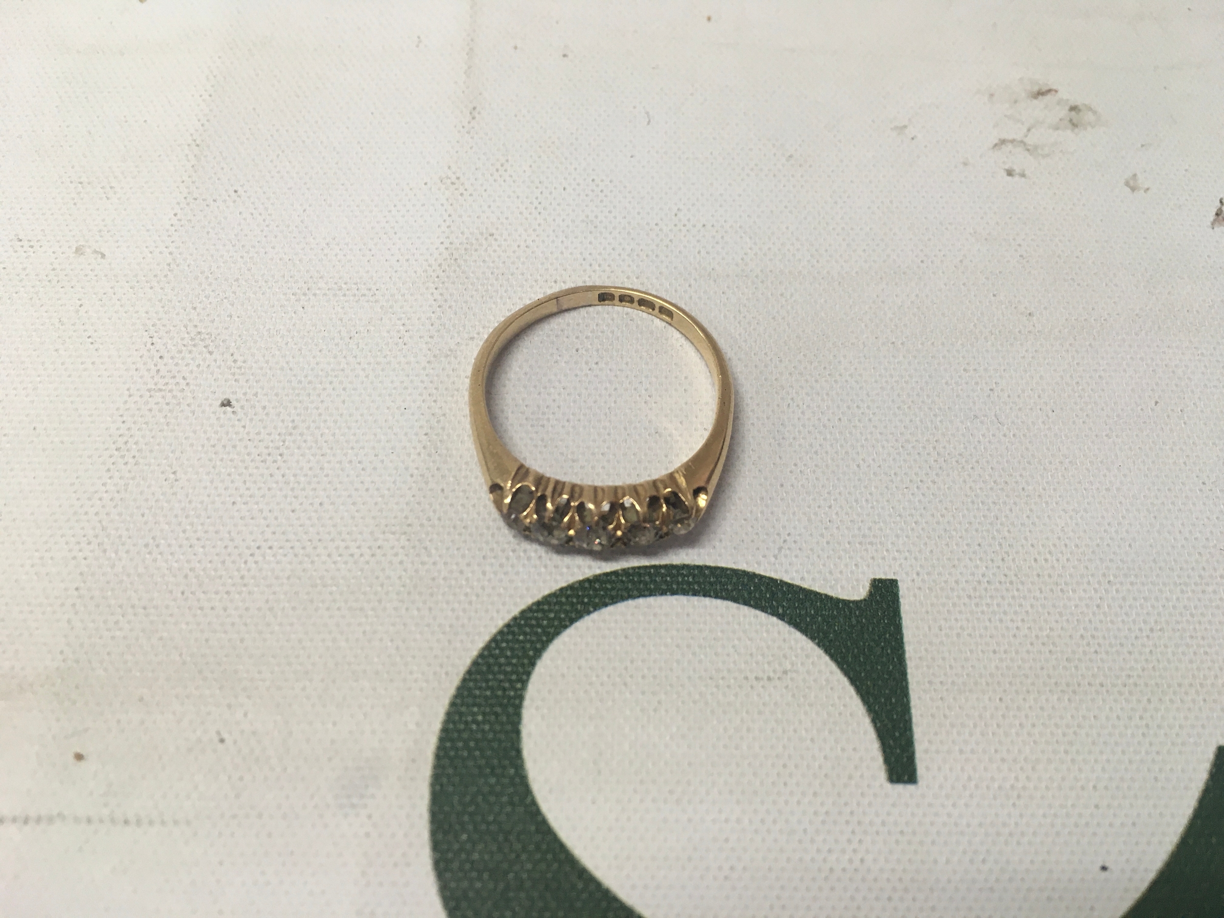 18ct old cut 5 stone diamond ring. Weight 3.3g.