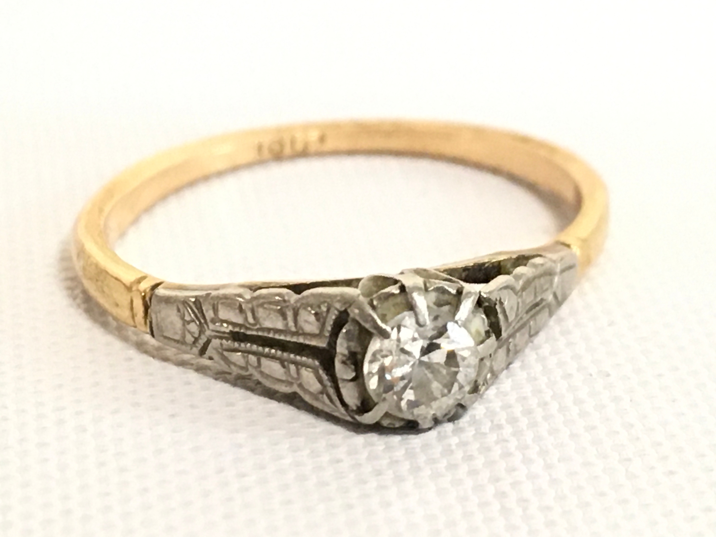 A small 18ct gold solitaire ring, size K, 1.9g total weight 