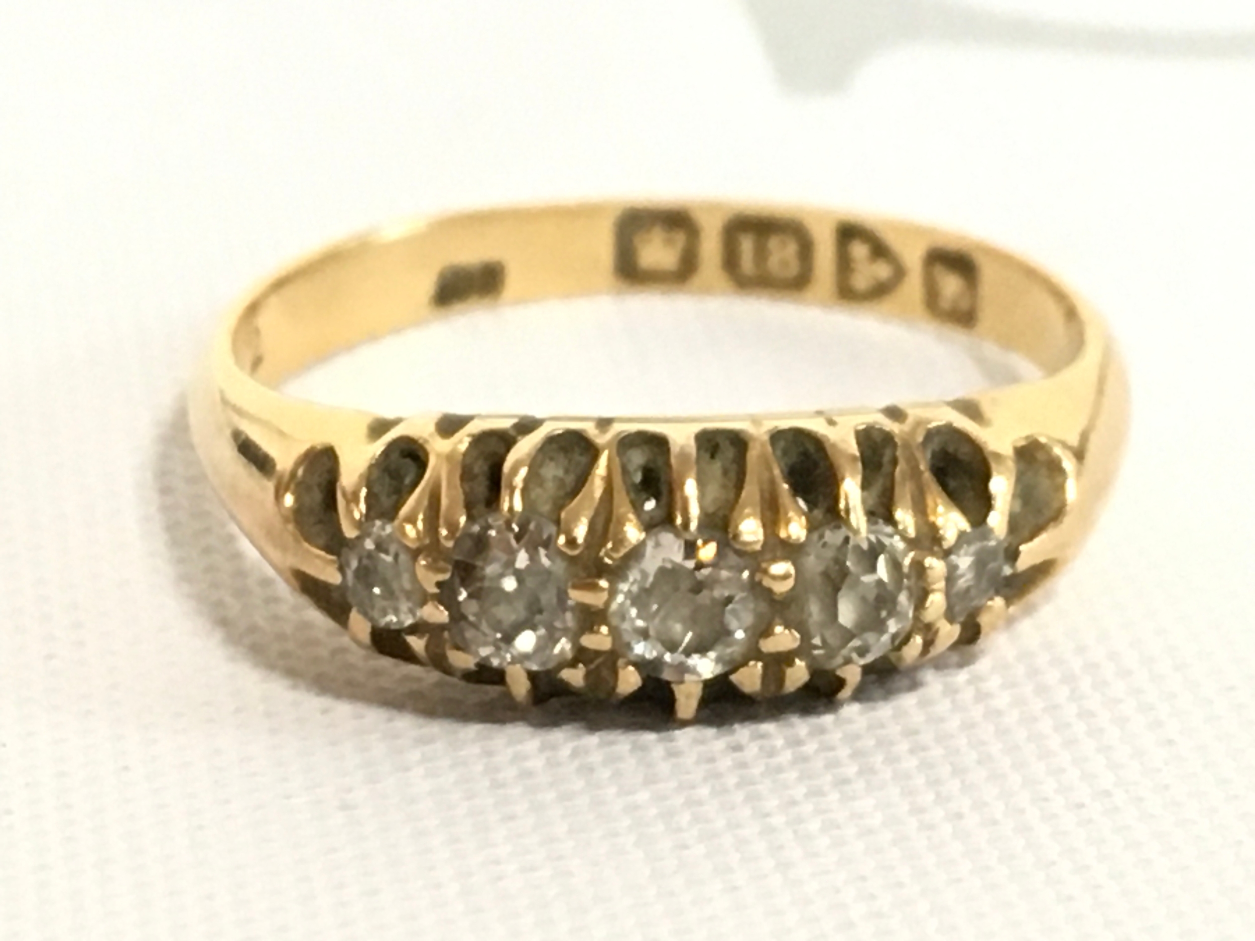 An 18ct gold ring , size P, 3.6g
