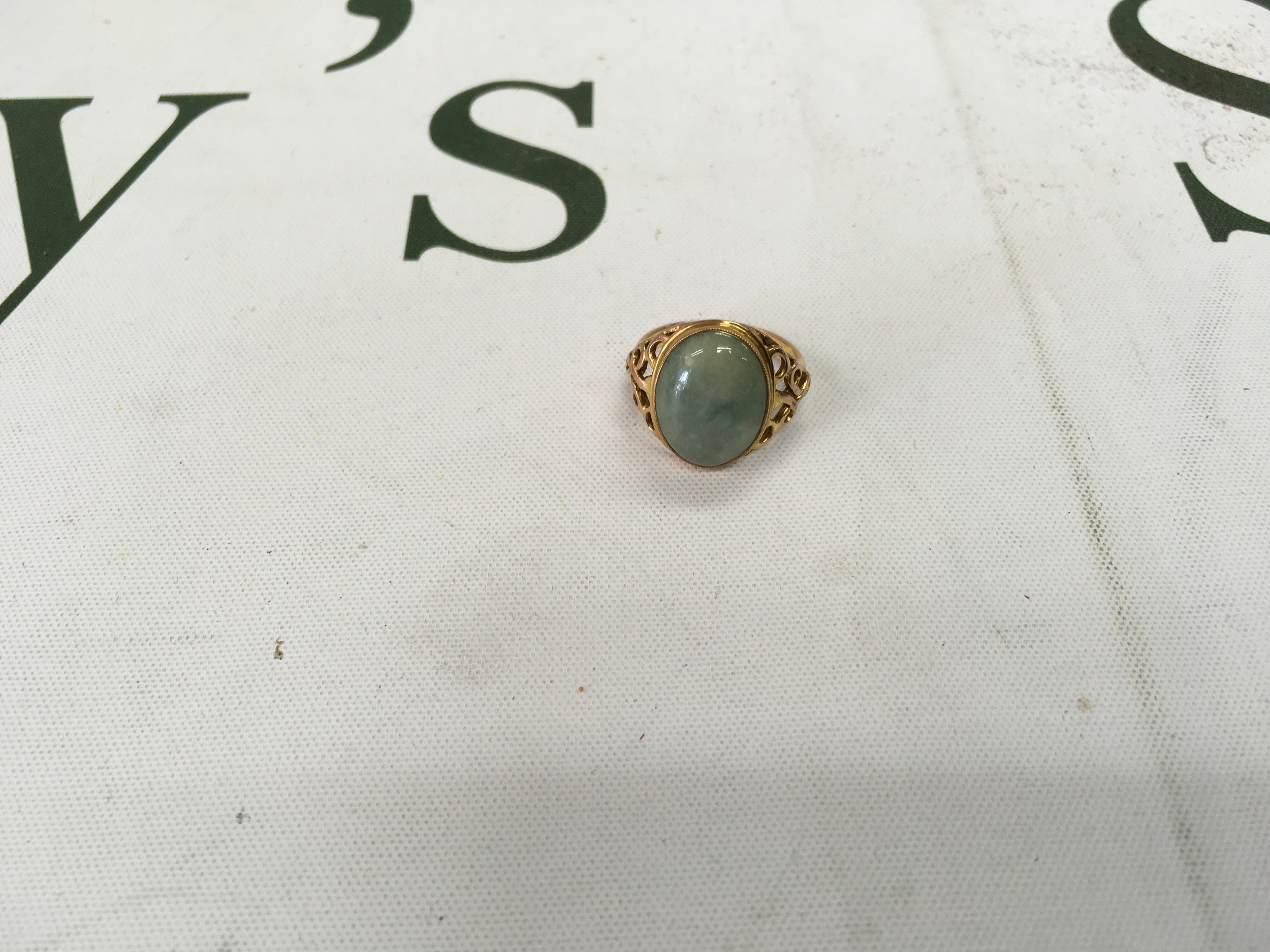 9 ct filigree shoulder Jade set ring.