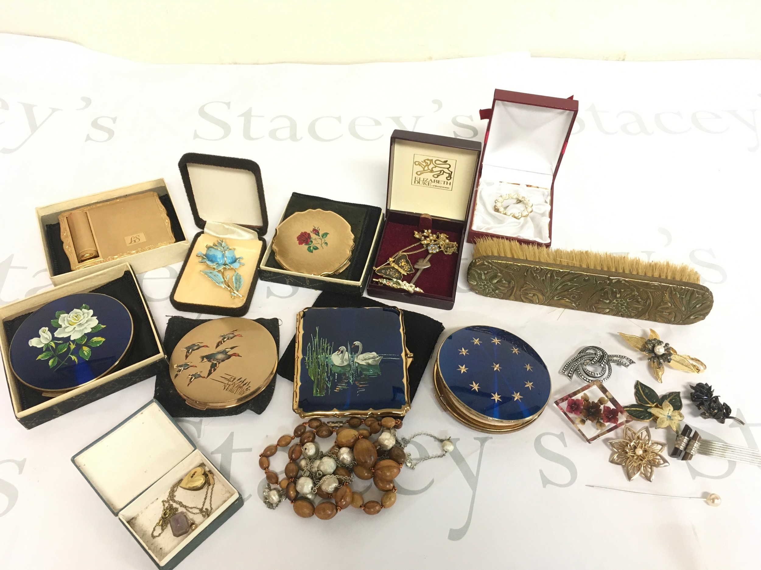Compacts and costume jewellery including brooches, necklaces