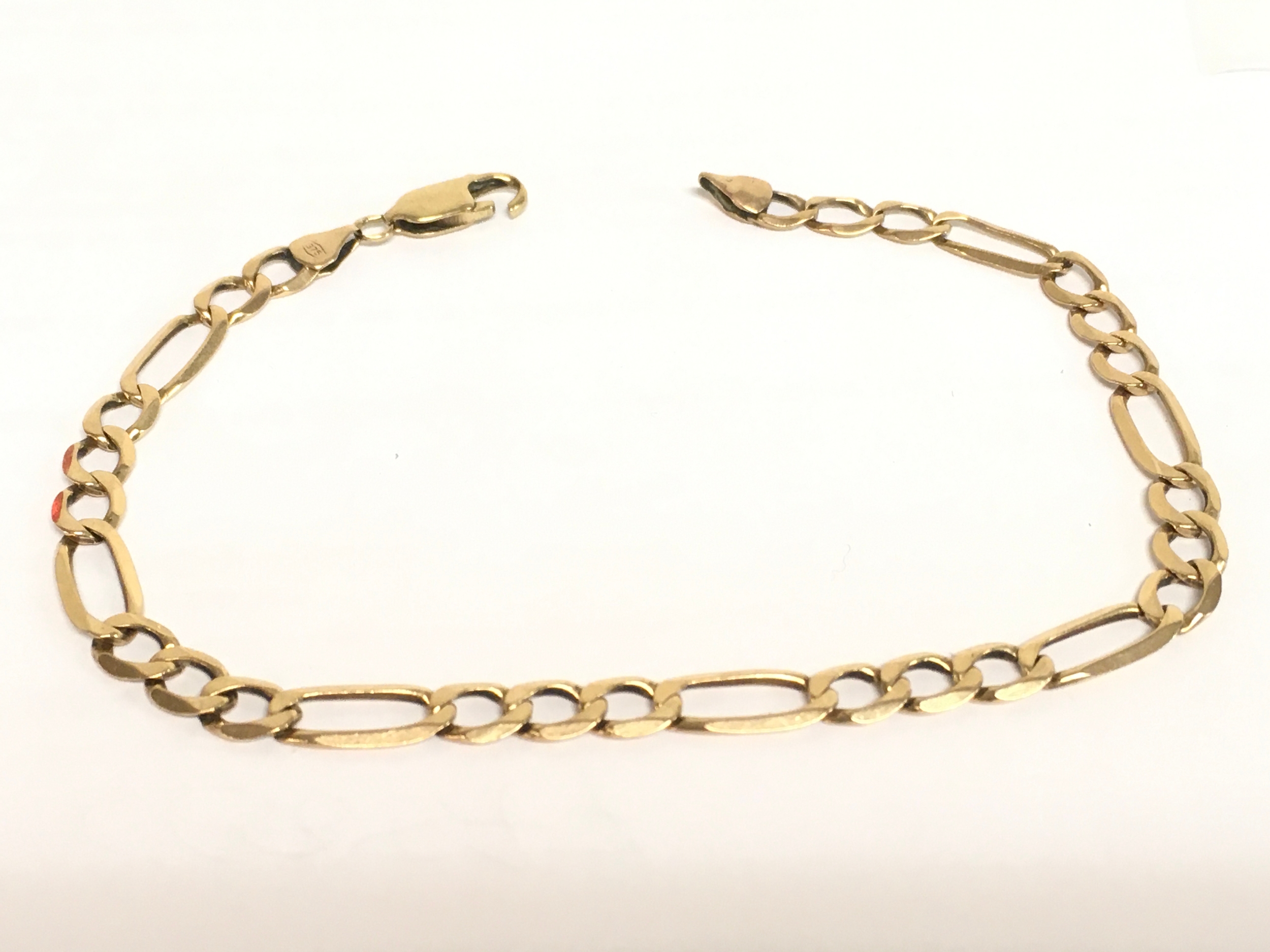 A 9ct gold chain with a broken clasp 24cm long 