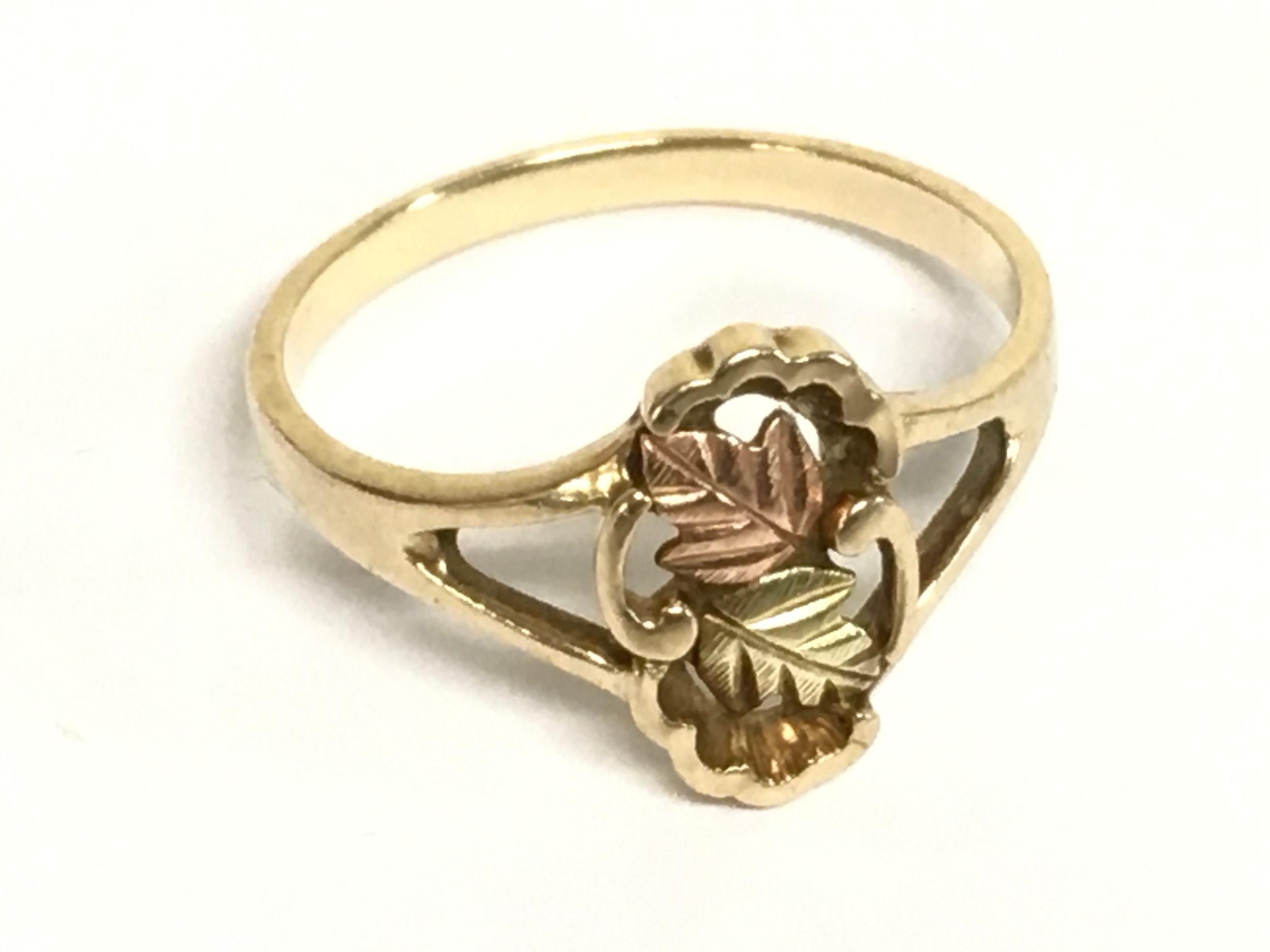 A 10k gold ring with leaf design, size R