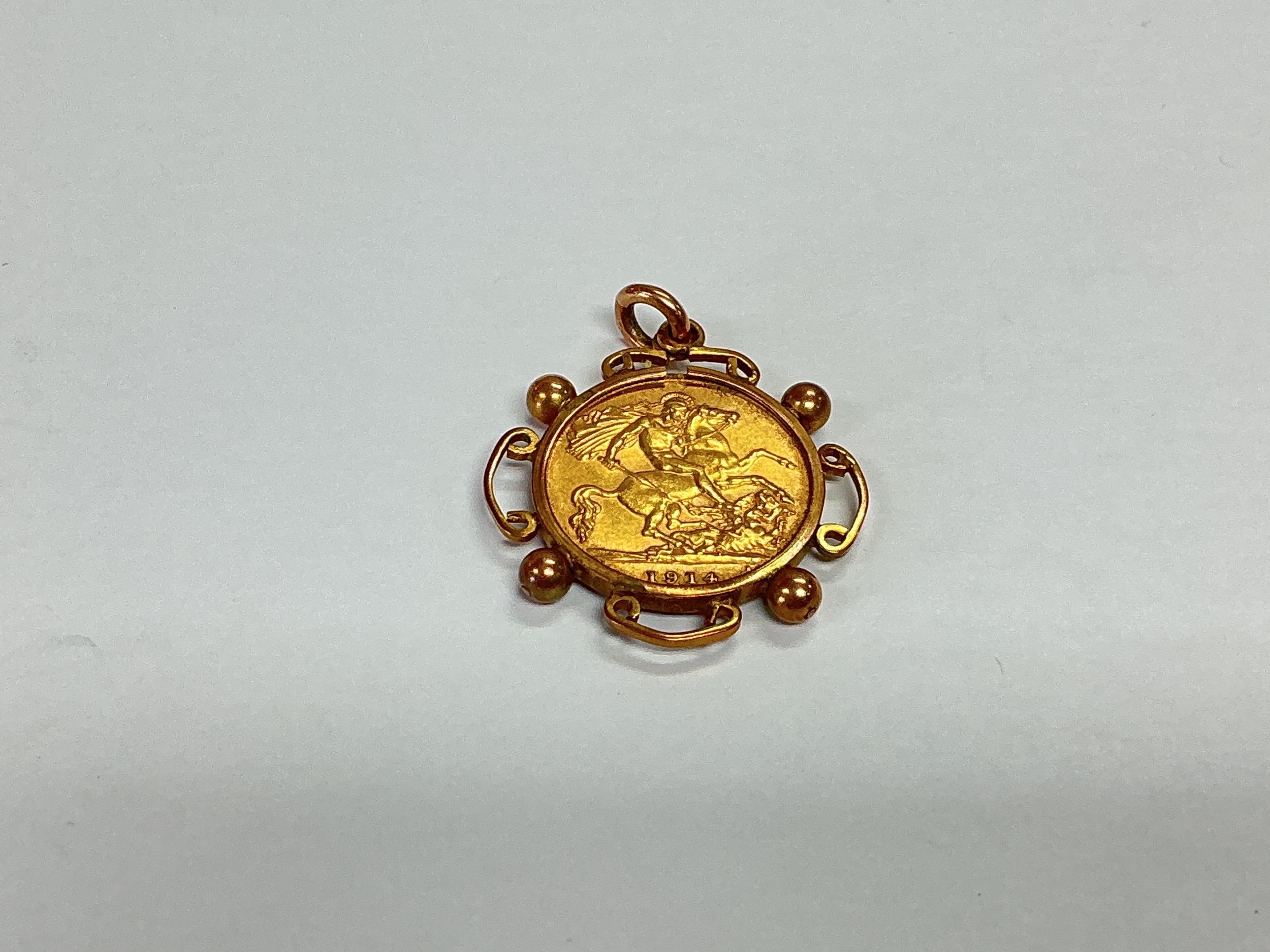 A 1914 George V gold sovereign pendant, approx 5.6g.