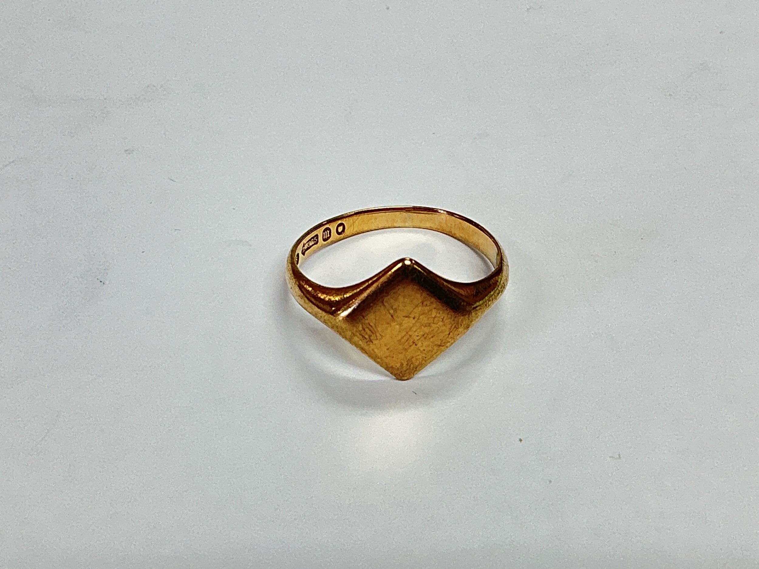 A 9ct gold signet ring, approx 3.9g and approx size S.