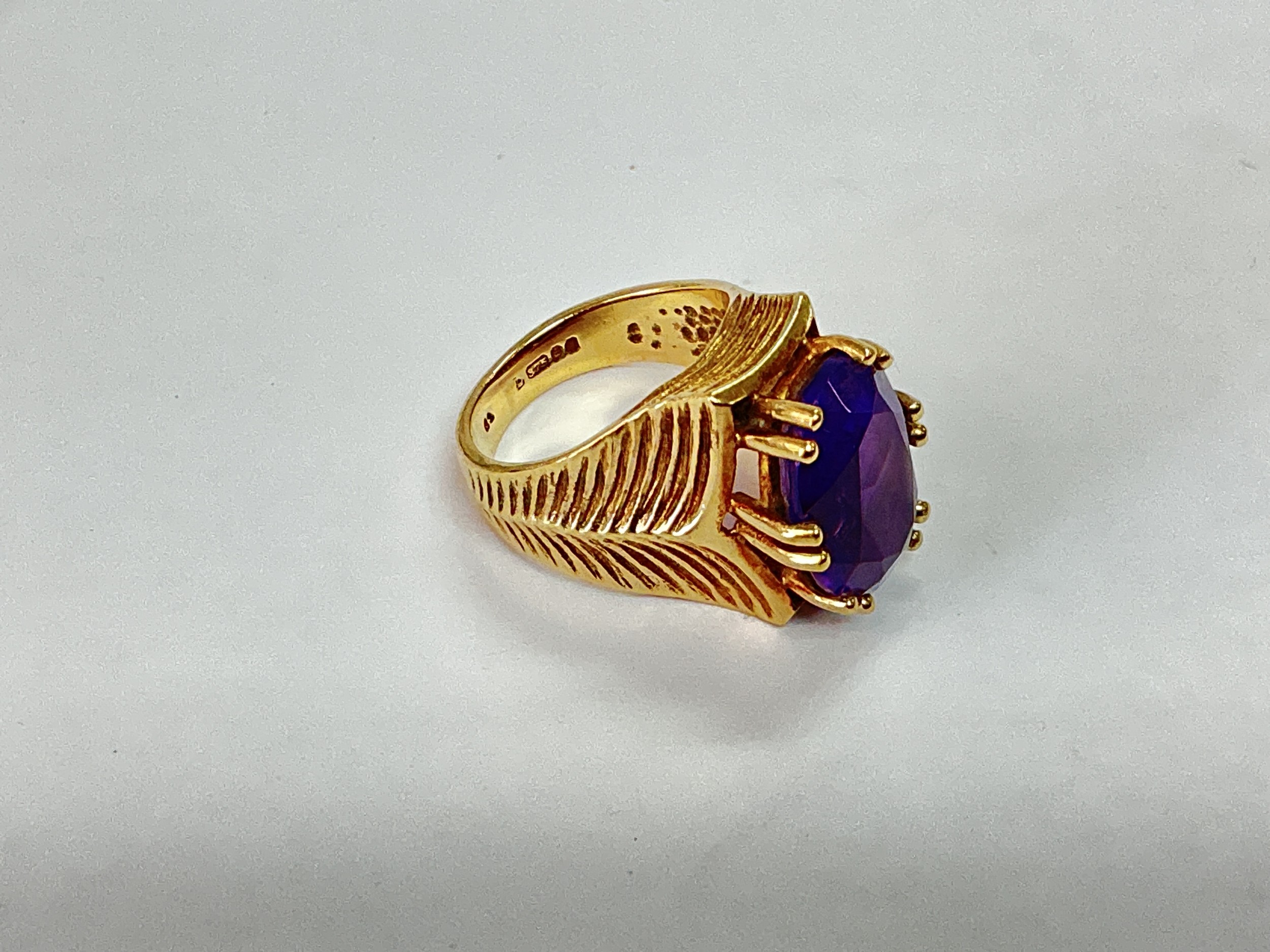 A heavy 9ct gold and amethyst ring, approx 7.3g and approx size H-I.