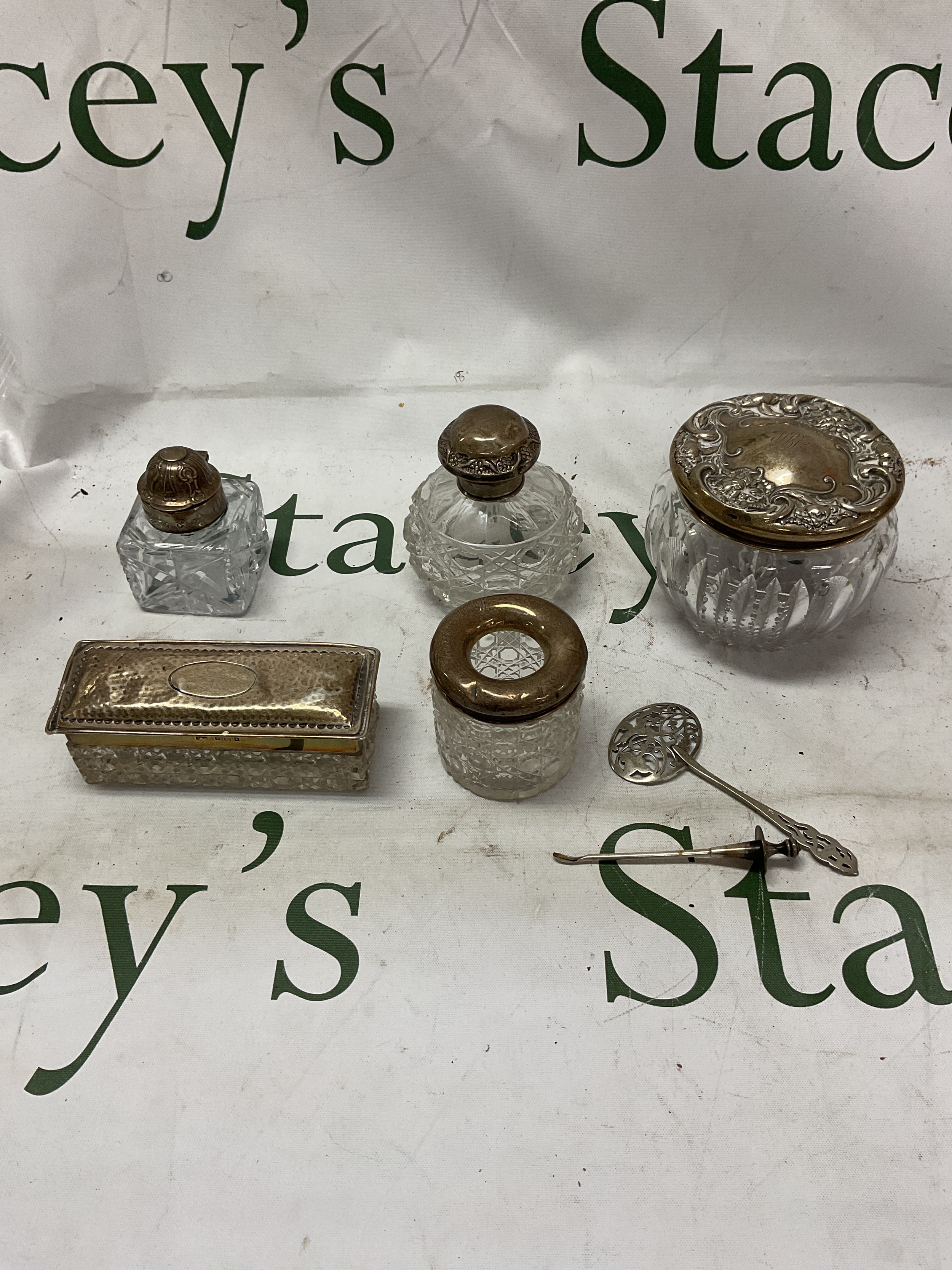 Five HM silver lidded glass items to inc inkwell, perfume bottle, lidded jar, hair tidy and lidded box with continental silver filigree spoon. Total weighable weight 75 grams.