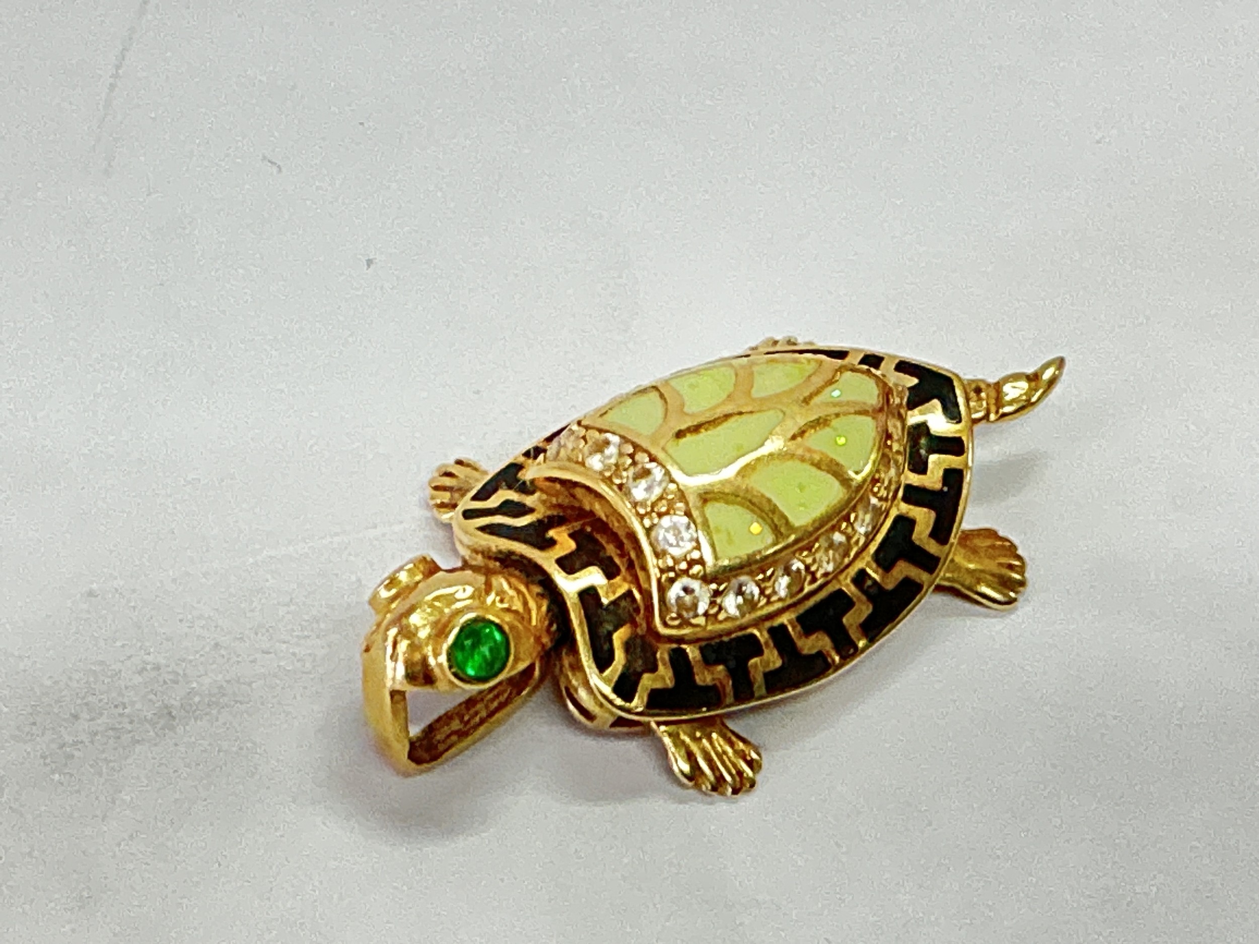 A gold and enamel pendant in the form of a tortoise, approx 5.2g.