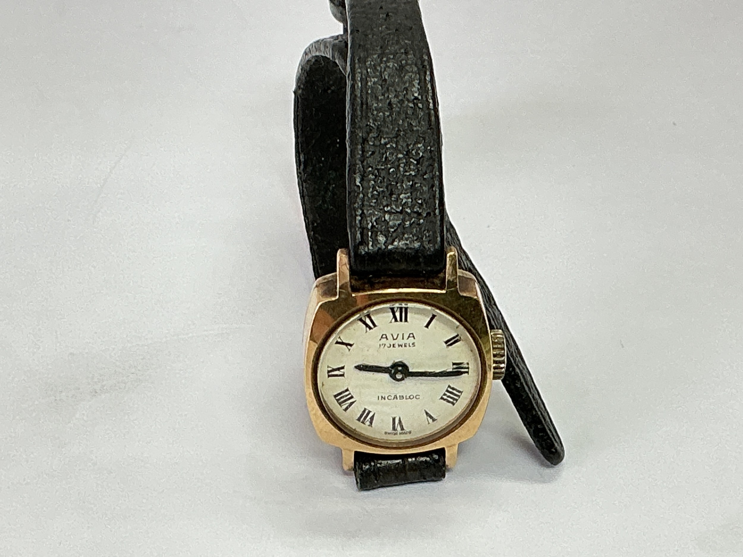 A 9ct gold cased ladies Avia watch.