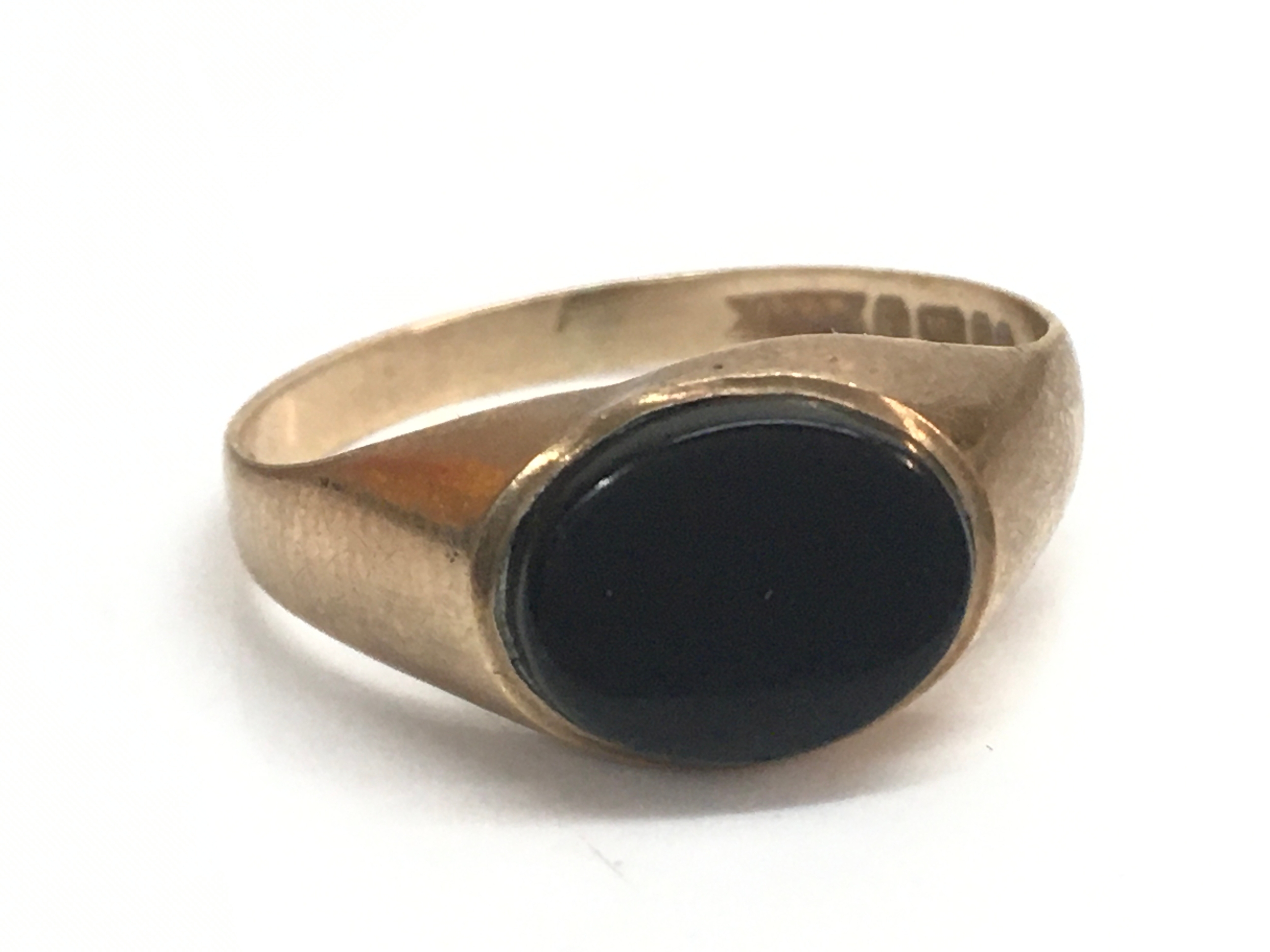 A 9ct gold ring, 1.9g , size N