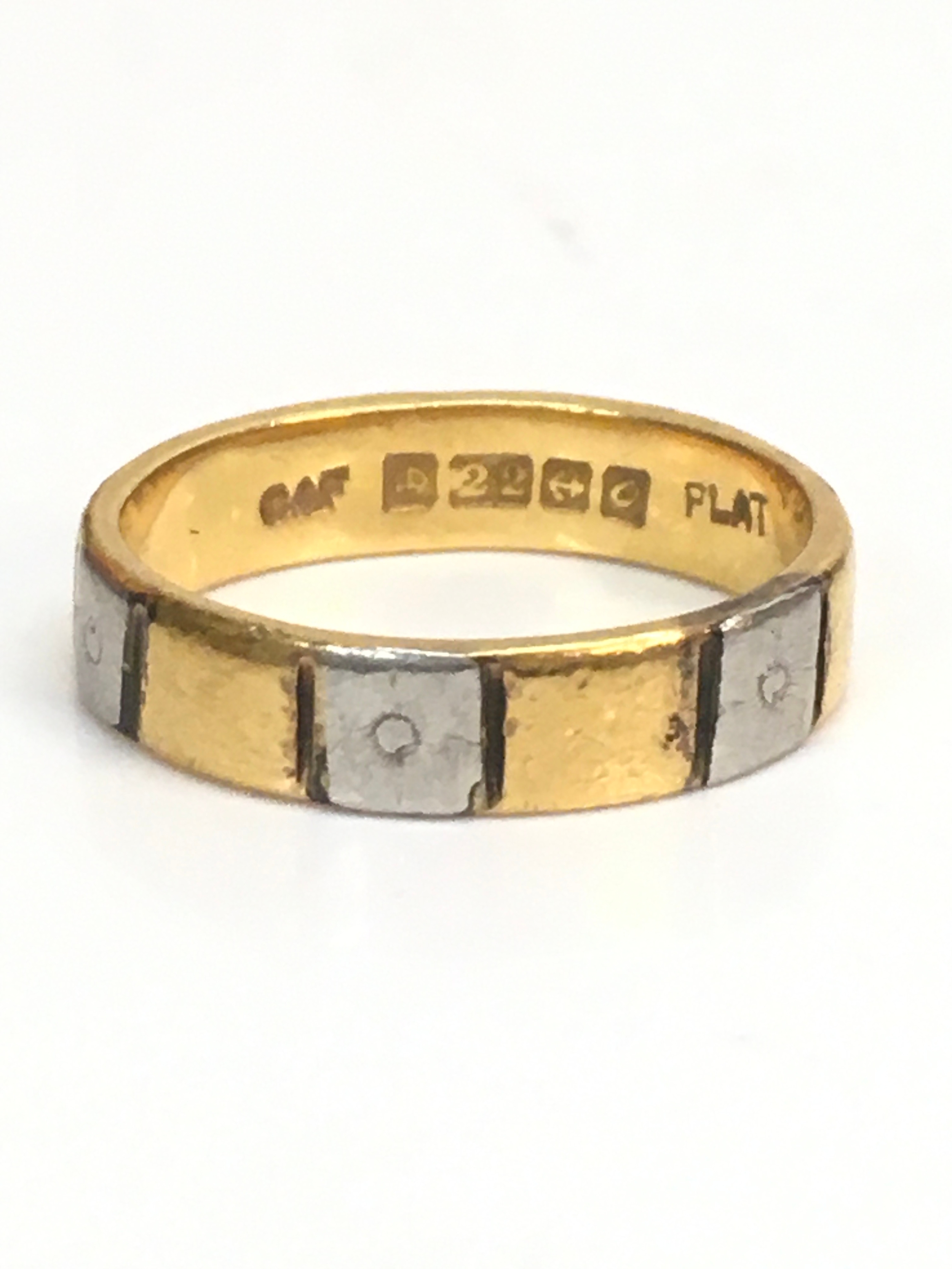 A 22ct gold and platinum ring, size H 
