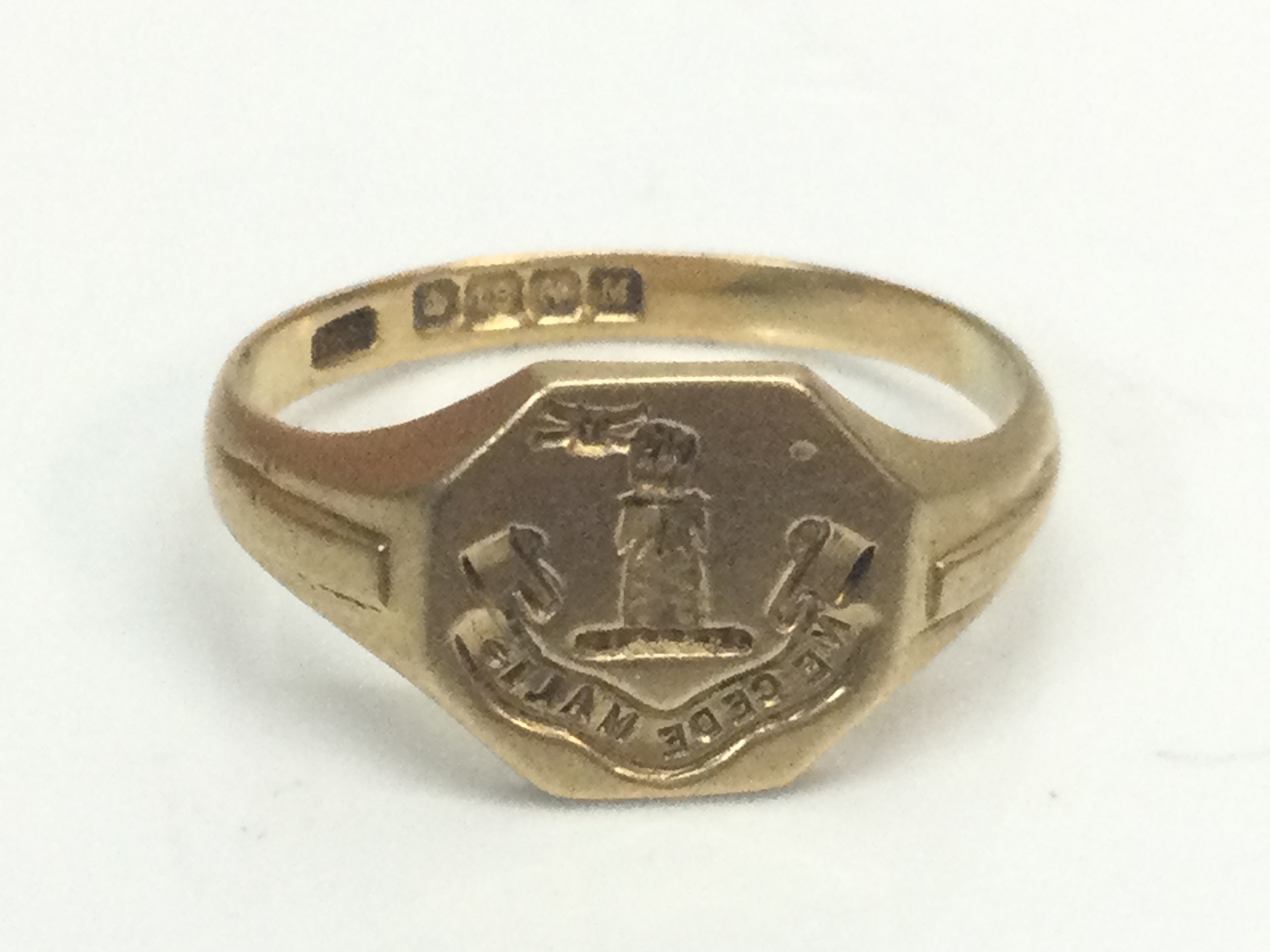 An antique 18ct gold signet ring , 2.9g, size K