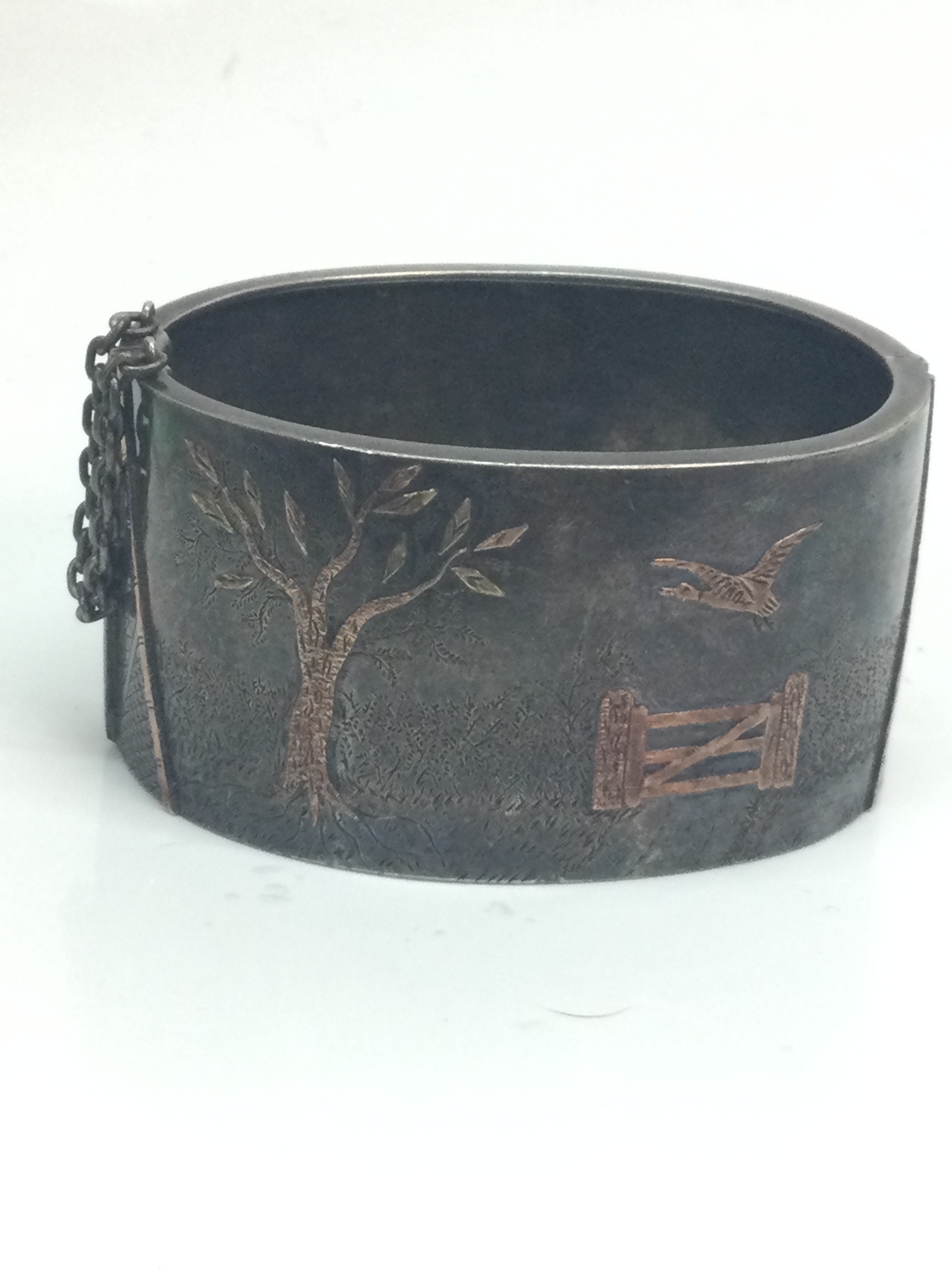 An antique gold and silver bracelet (no dents). 6.5Cm wide
