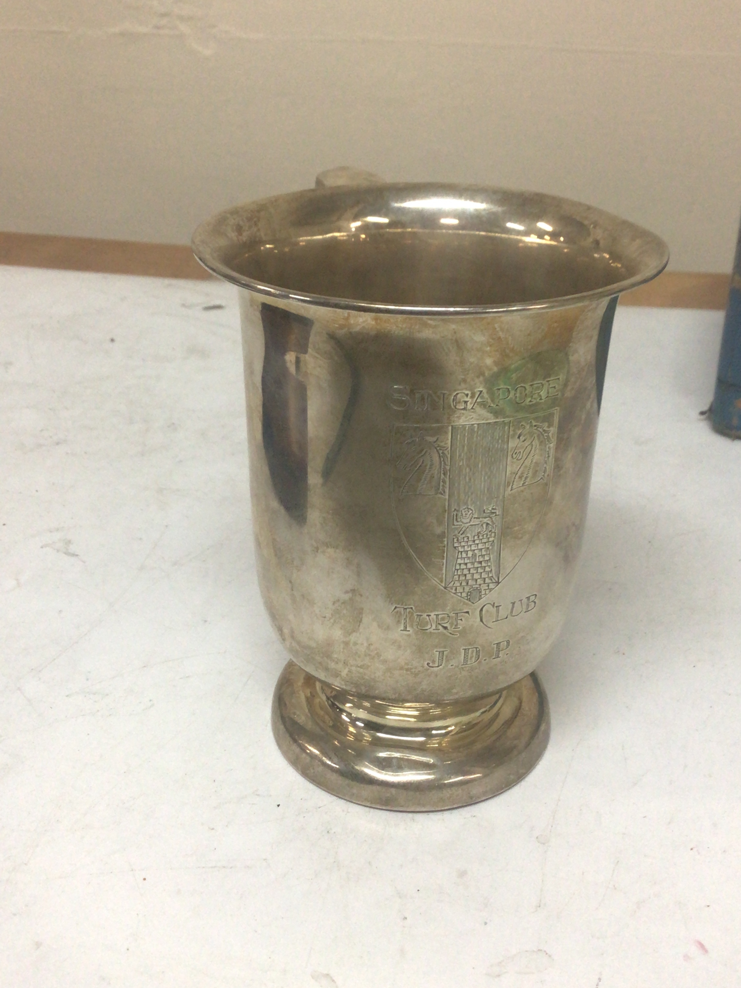 A silver presentation tankard Birmingham hallmarks with an intresting engraving Singapore Turf Club. Weight 255g approximately. 