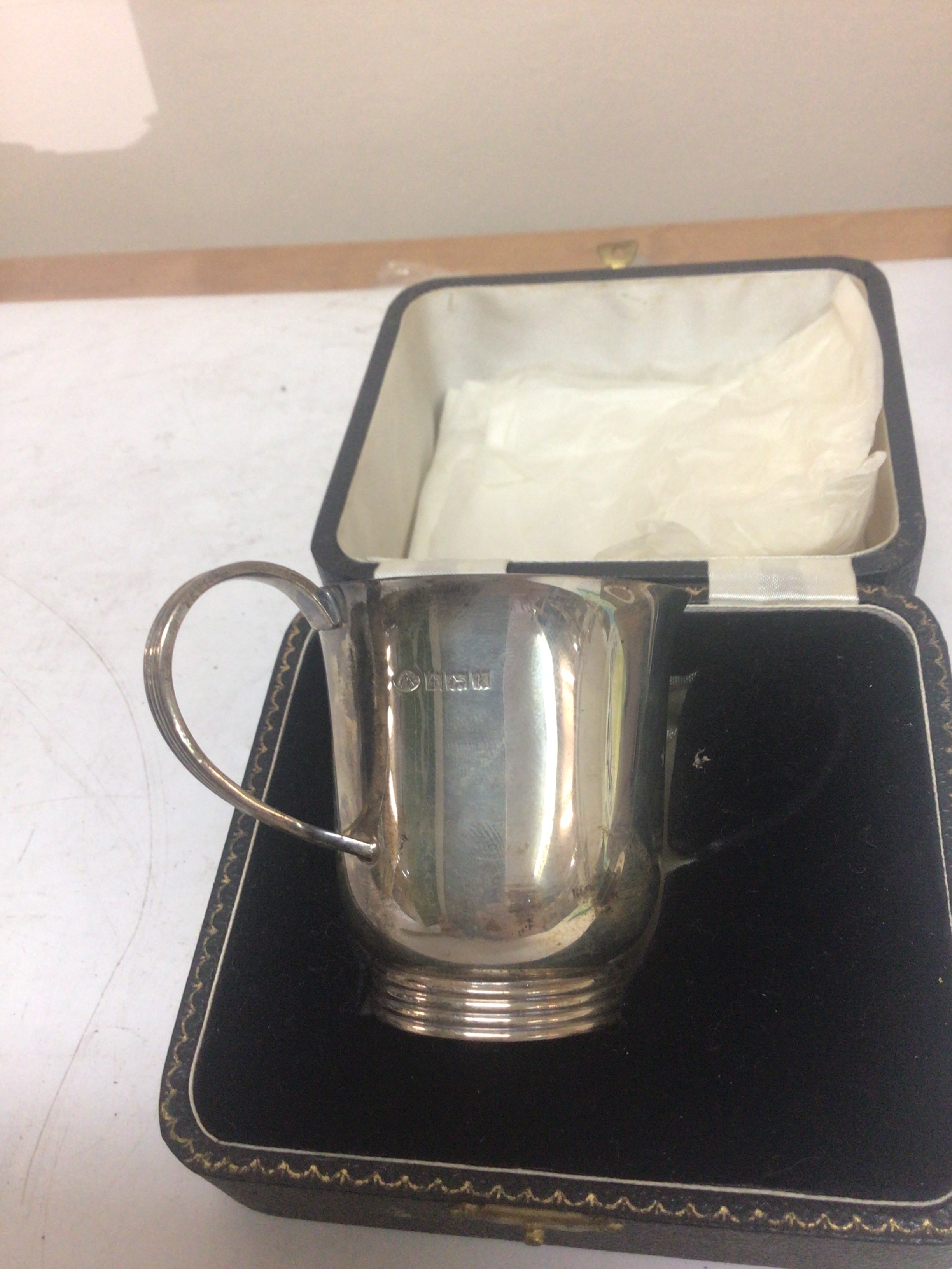  A silver Christening mug Birmingham hallmarks 1959 no personal inscriptions weight 70g in a fitted presentation box good condition. 