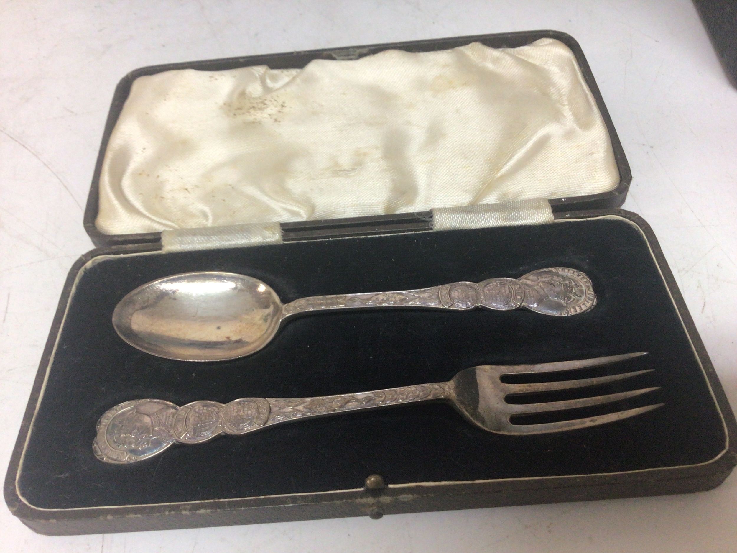  A George V silver Jubilee commemorative spoon and folk in fitted box. 