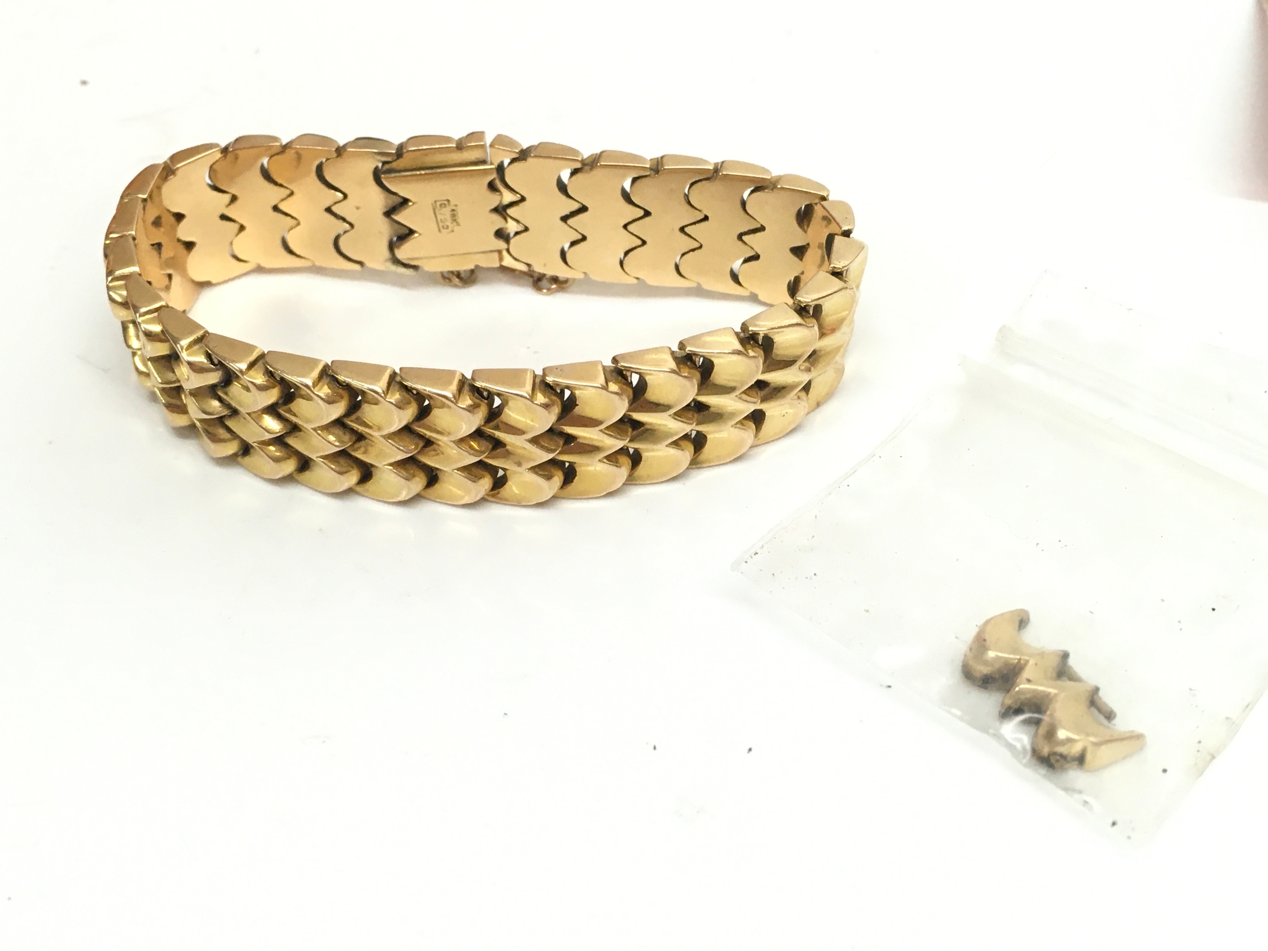 An 18ct gold bracelet with a spare link. 36.8g total weight. 8cm wide 