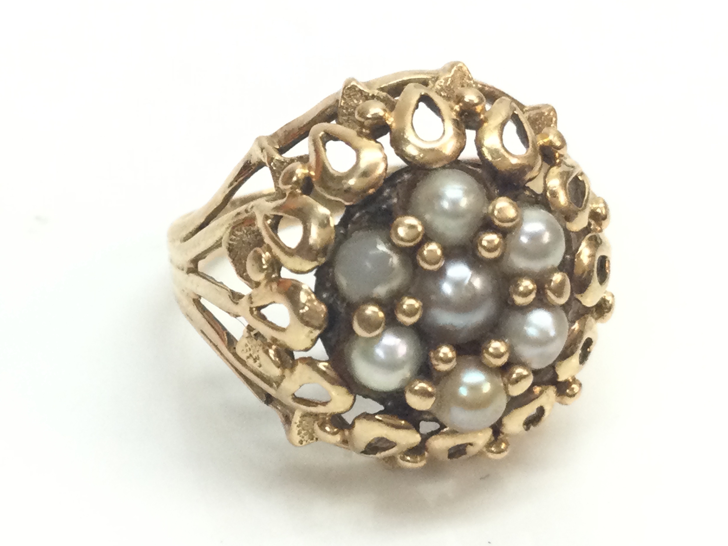 An unmarked gold pearl cluster ring, size M. 4.6g