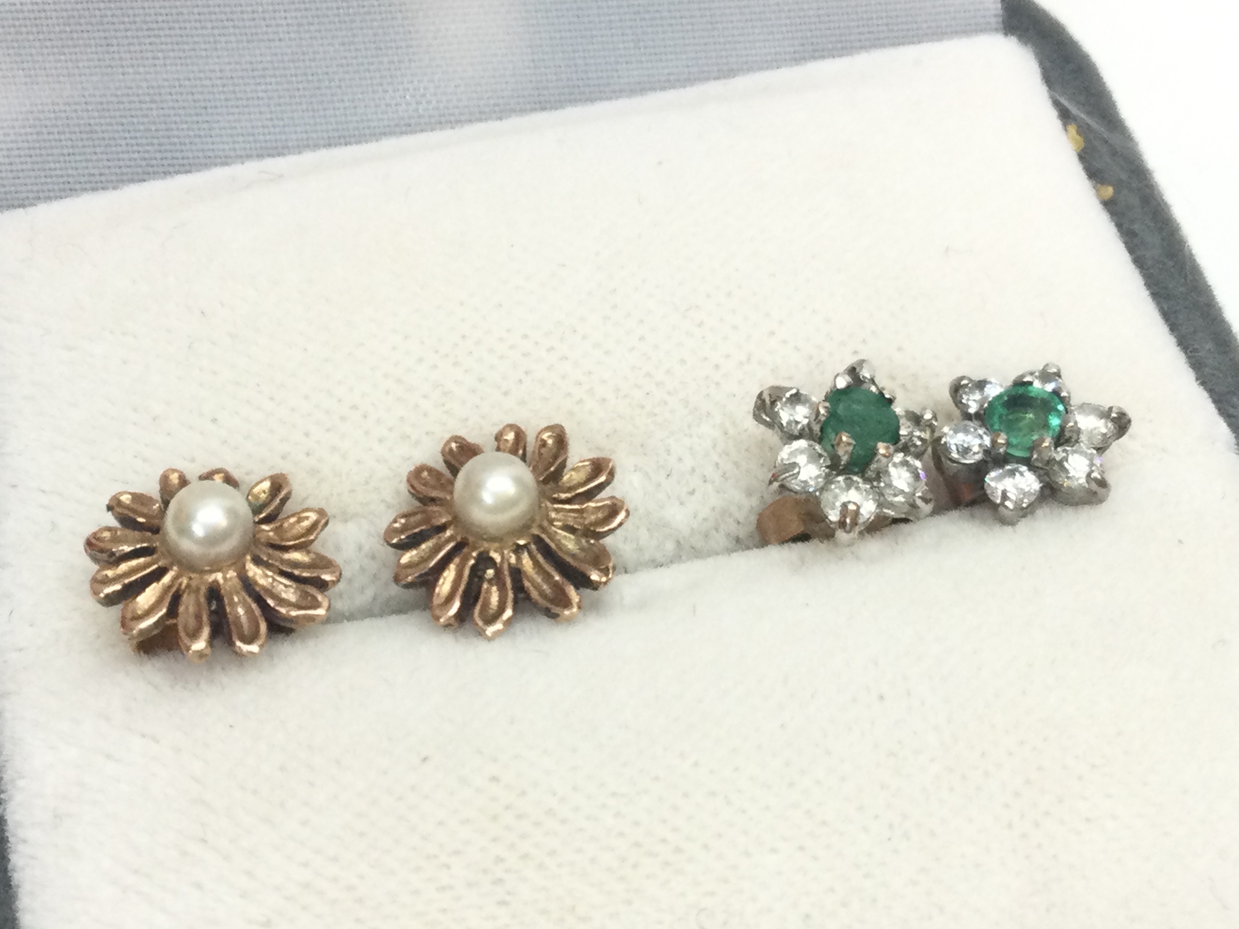 Two pair of 9ct gold earrings , 2.8g total weight 