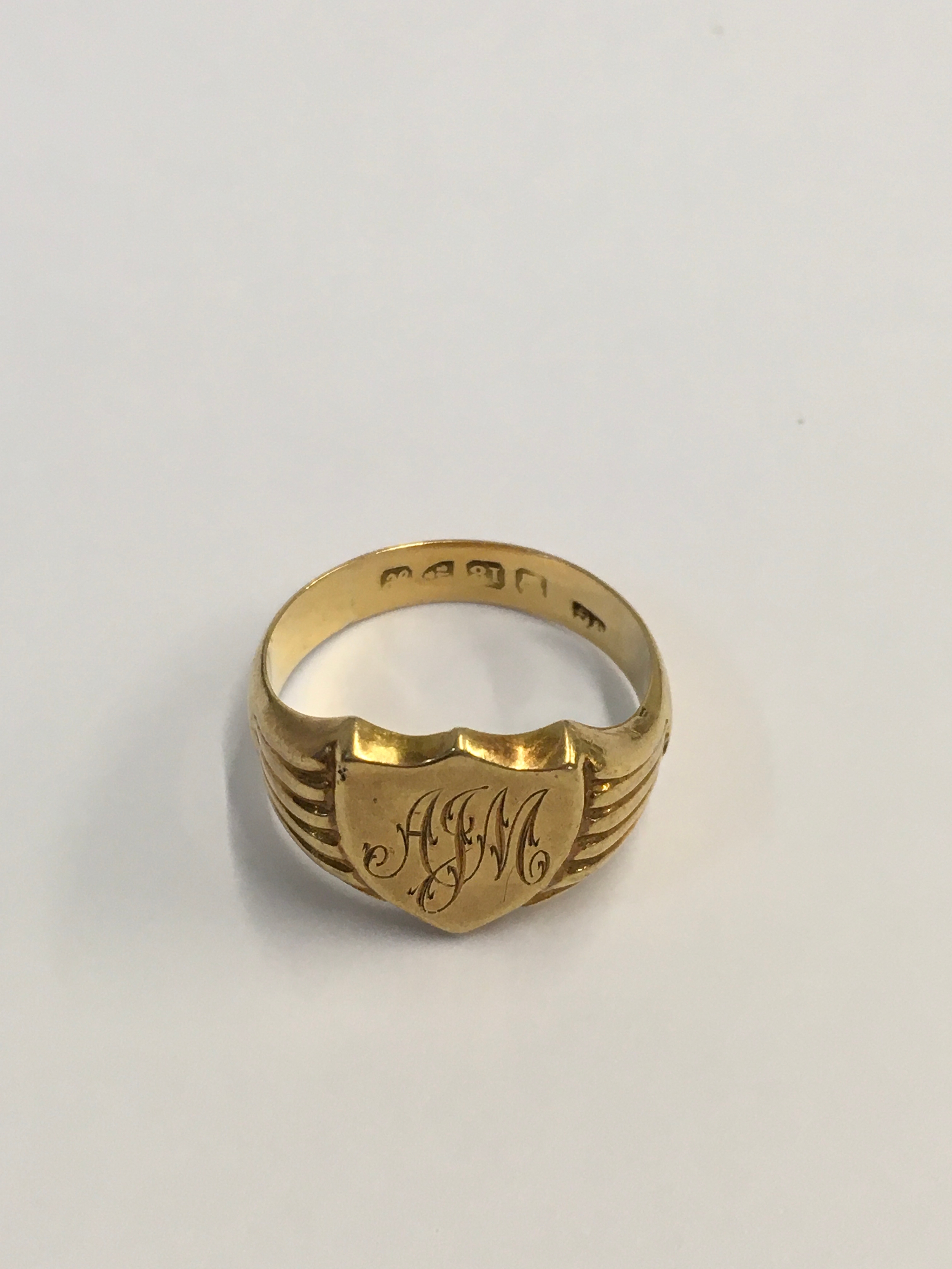 An 18ct gold Signet ring. Weight 8.76g. Size P.