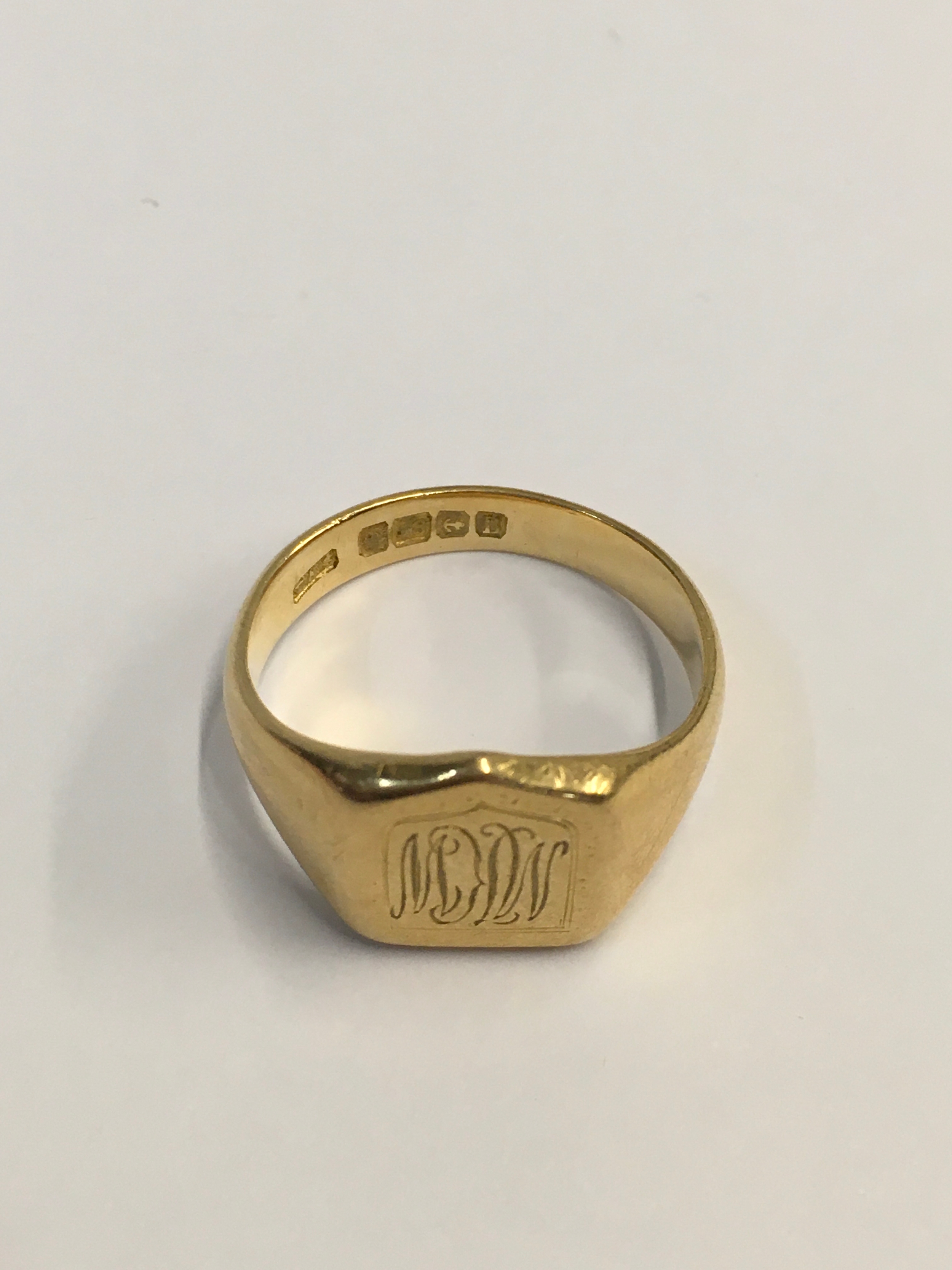 An 18ct gold Signet ring. Weight 8.30g. Size S
