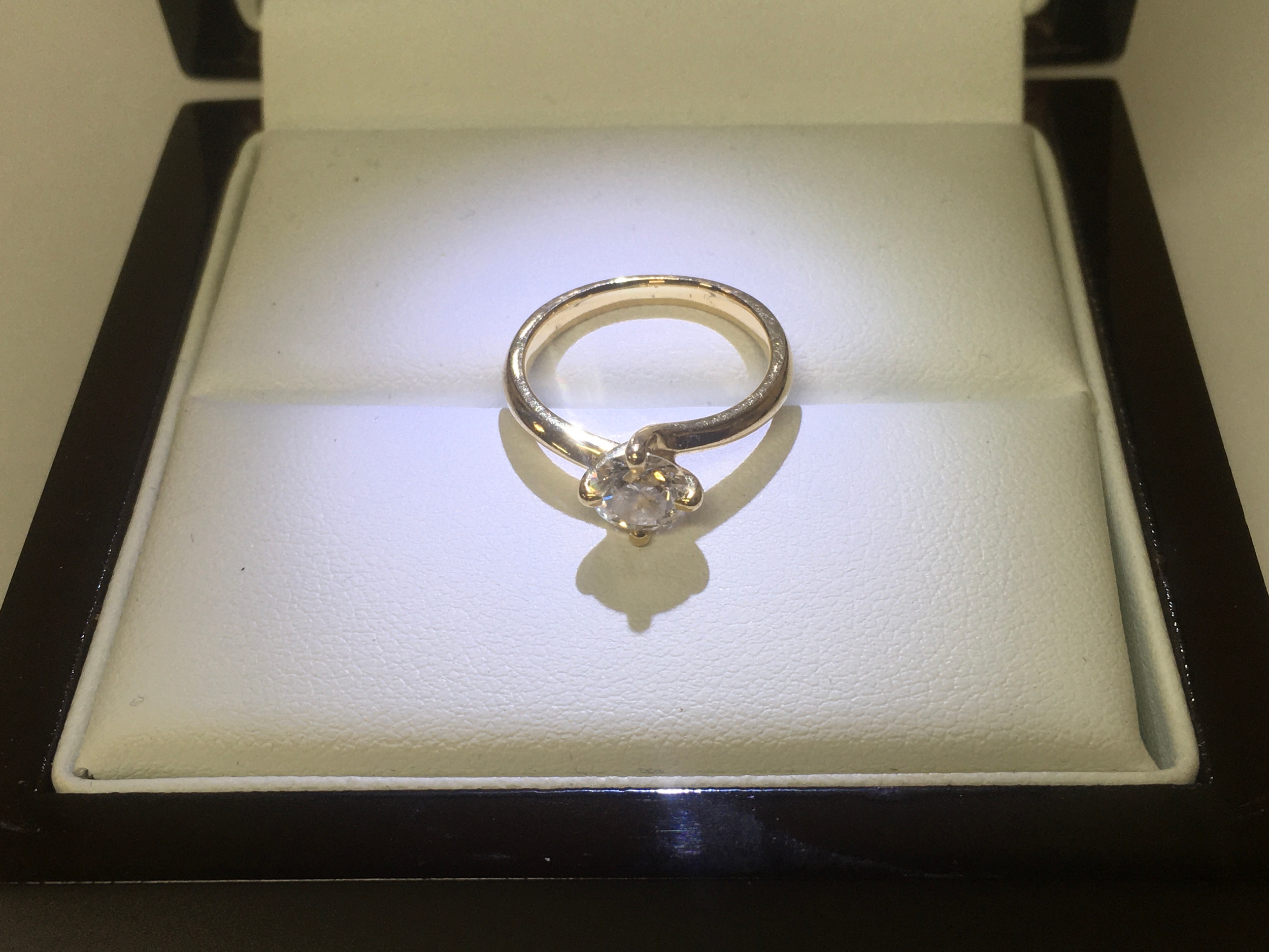0.80 ct Diamond Ring 18 ct Yellow Gold, Size I . With proof of authenticity and specifications. Colour Grade E, Clarity Grade SI1. Cut Grade, Excellent.