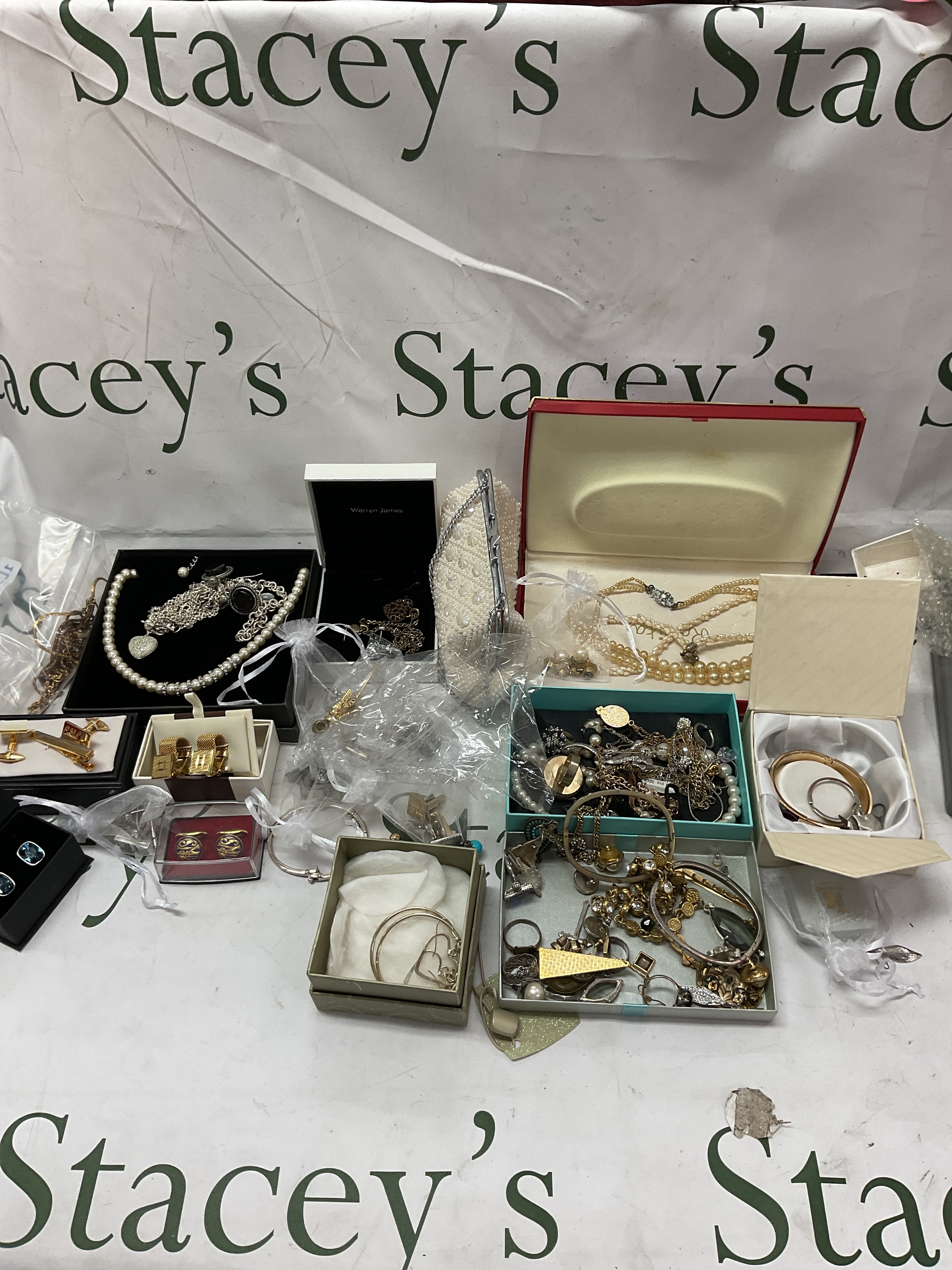 Qty of dress jewellery, cufflinks, and boxed items.