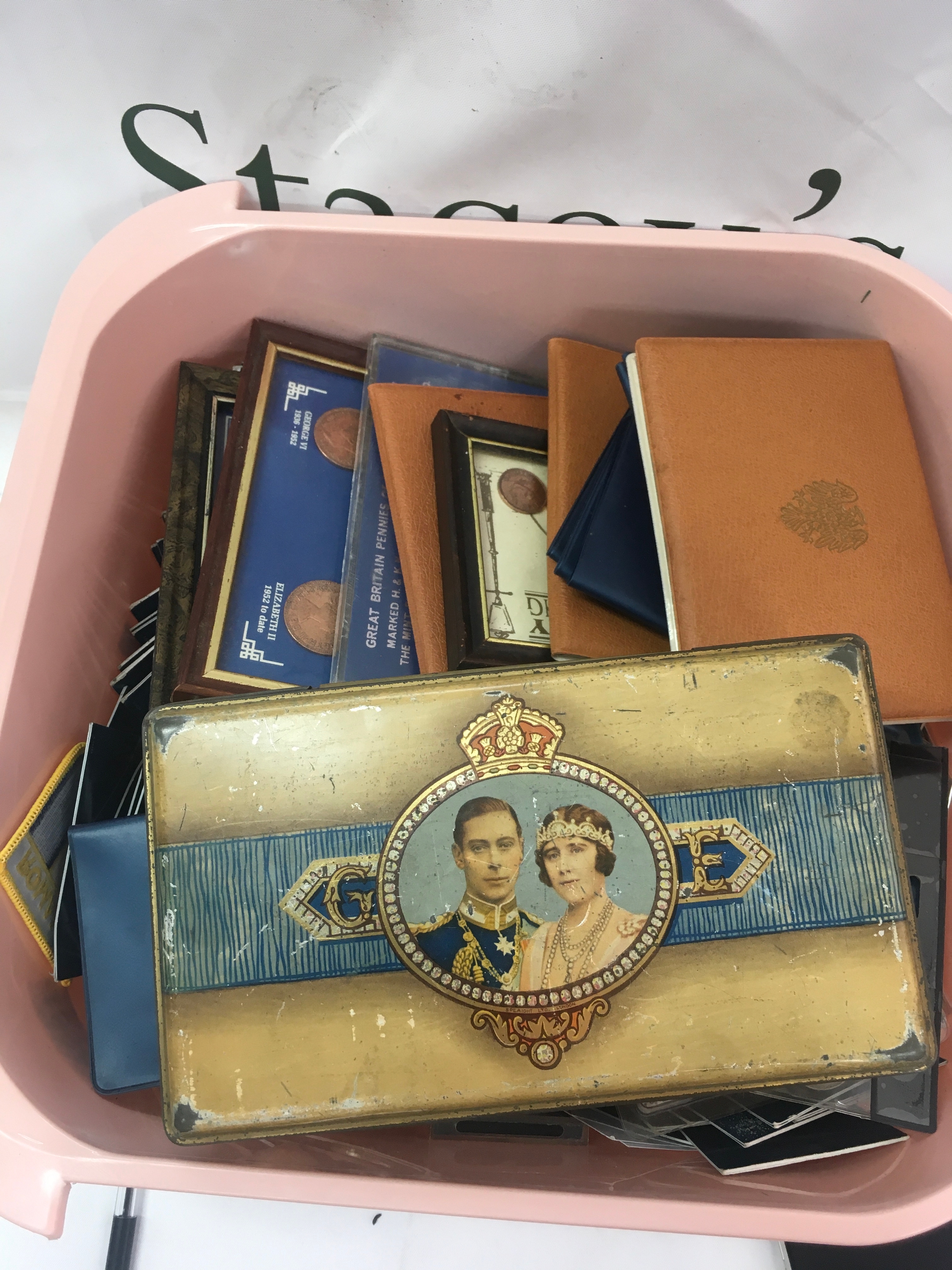 A collection of mixed lot of British numismatic collectables and memorabilia. No obvious flaws