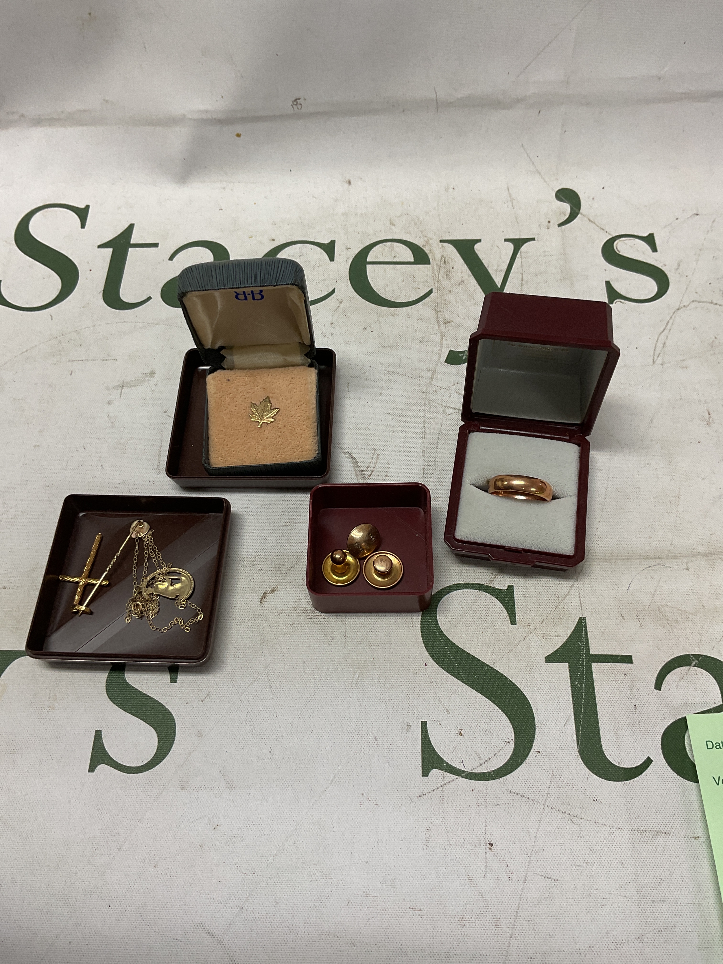 9 ct items to inc ring, cross, studs, pendant and chain. Weight 9 grams