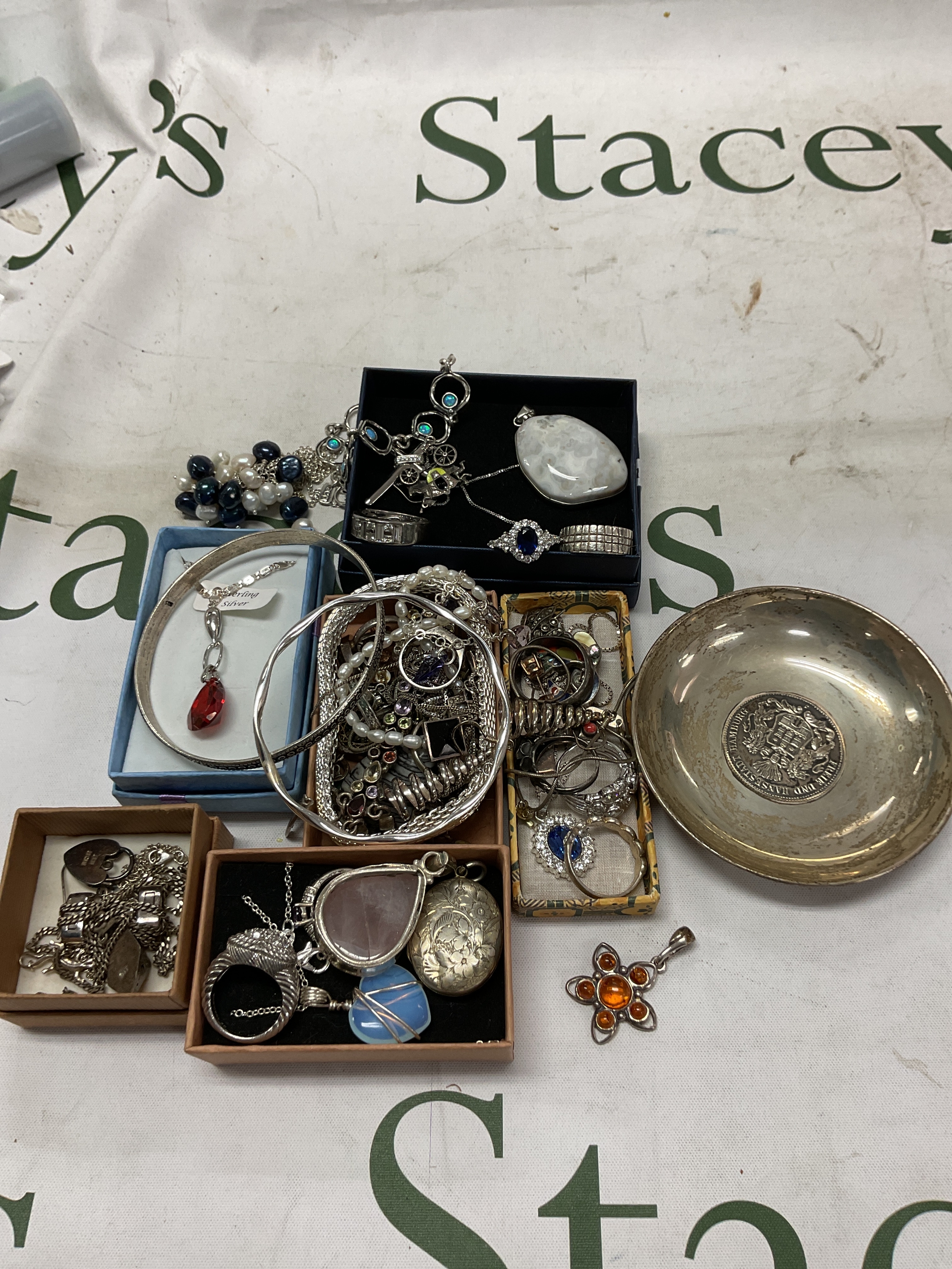 Large qty silver jewellery to inc necklaces, pendants, semi precious stone set items, earrings, bracelets and a coin dish.