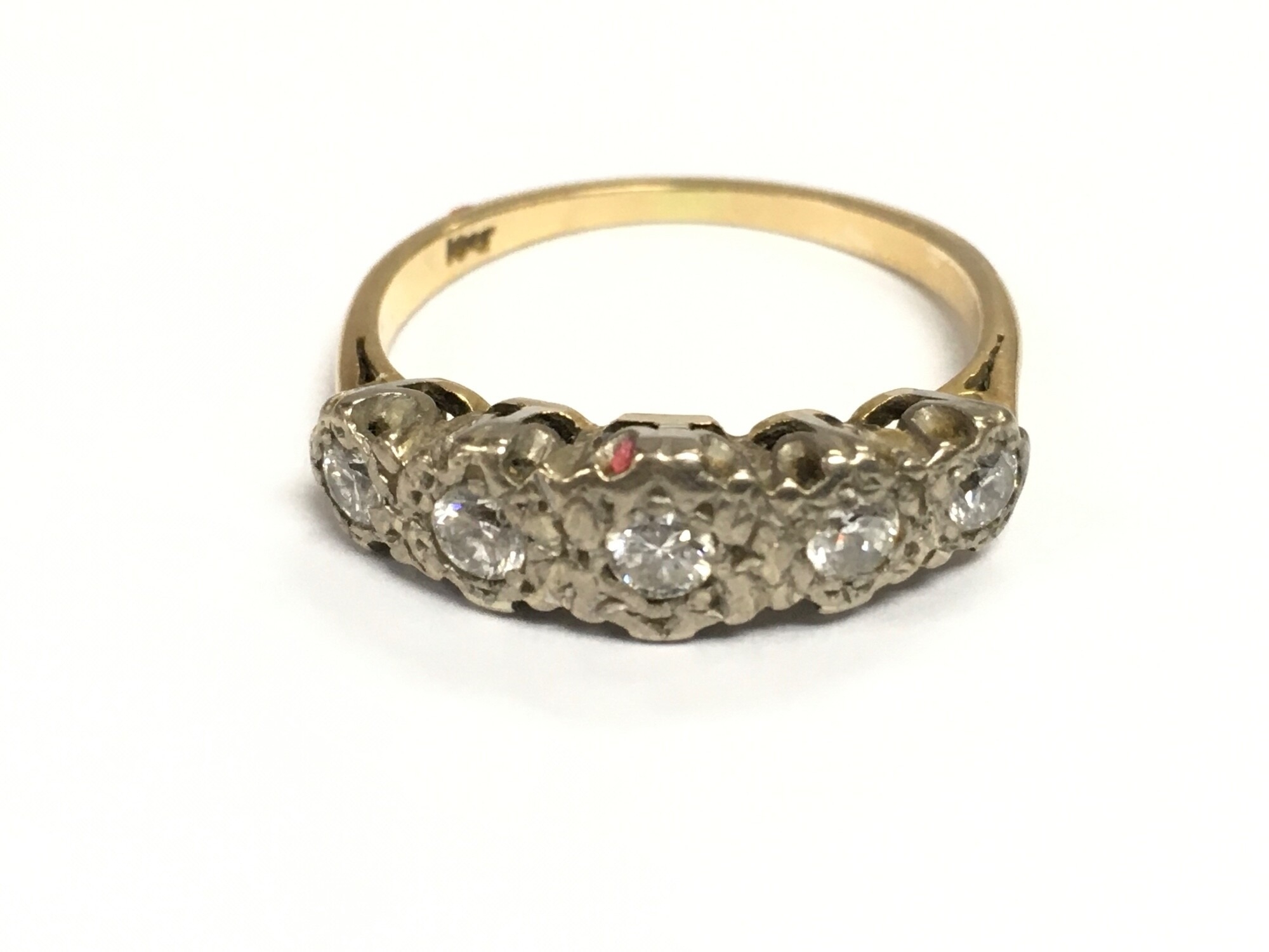 An 18ct gold five stone diamond ring 3.72g and size P