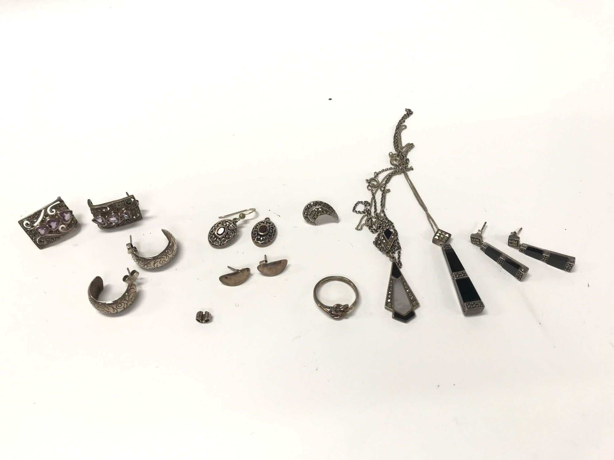 A small collection of various silver jewellery items. NO RESERVE