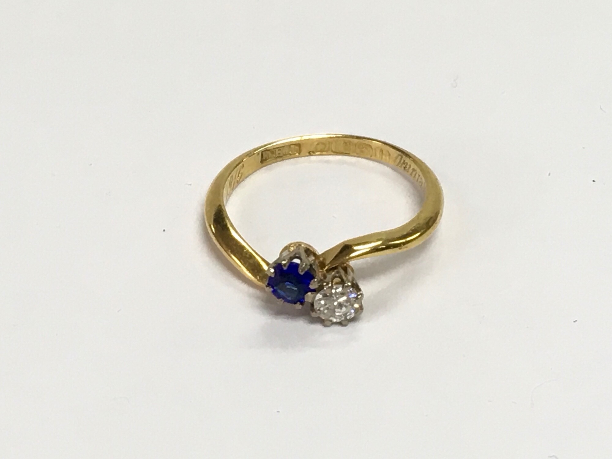 An 18ct gold sapphire and diamond crossover ring, approx 2.6g and approx size M.