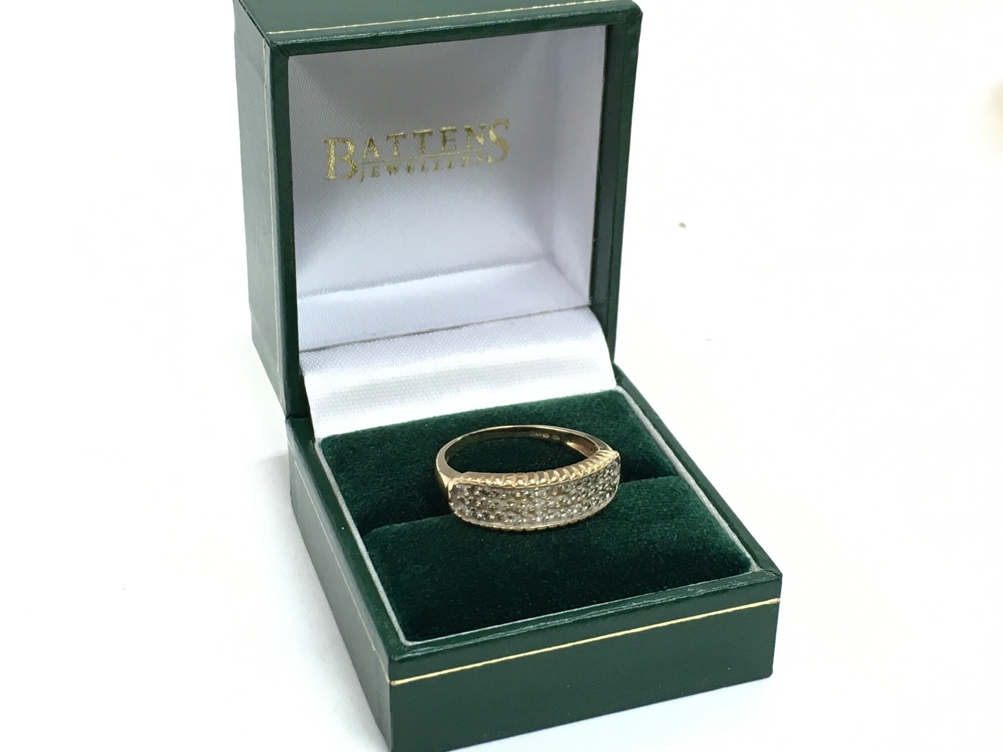 A 9ct gold diamond cluster ring, size Q. 3.1g total weight