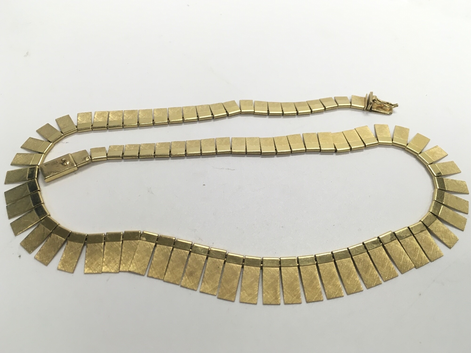 A graduating yellow metal Collarette stamped 333. Approx weight 23.8 grams.