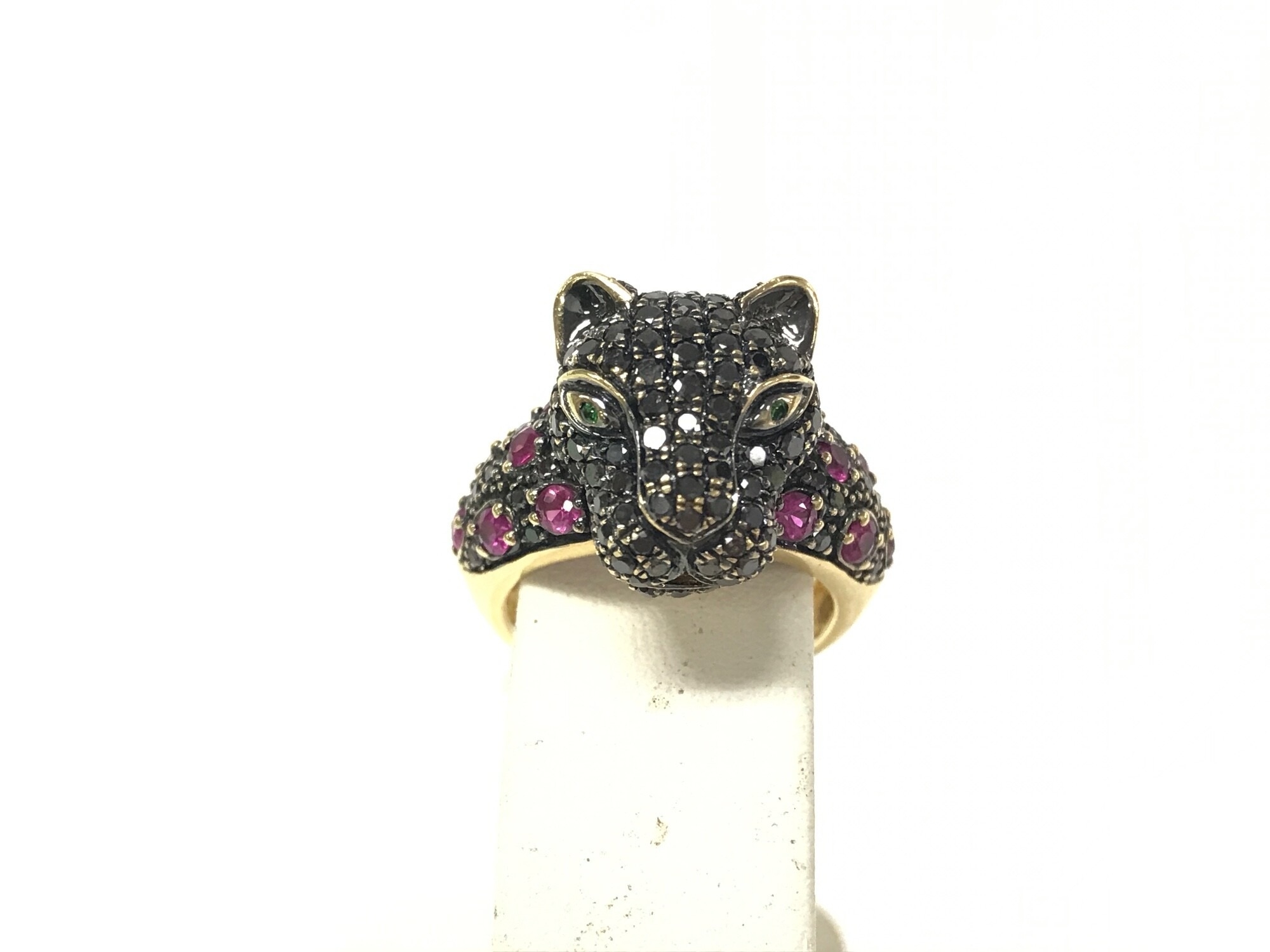 An 18ct gold black diamond and Ruby Jaguar style ring. Size L 1/2 and 6.98g