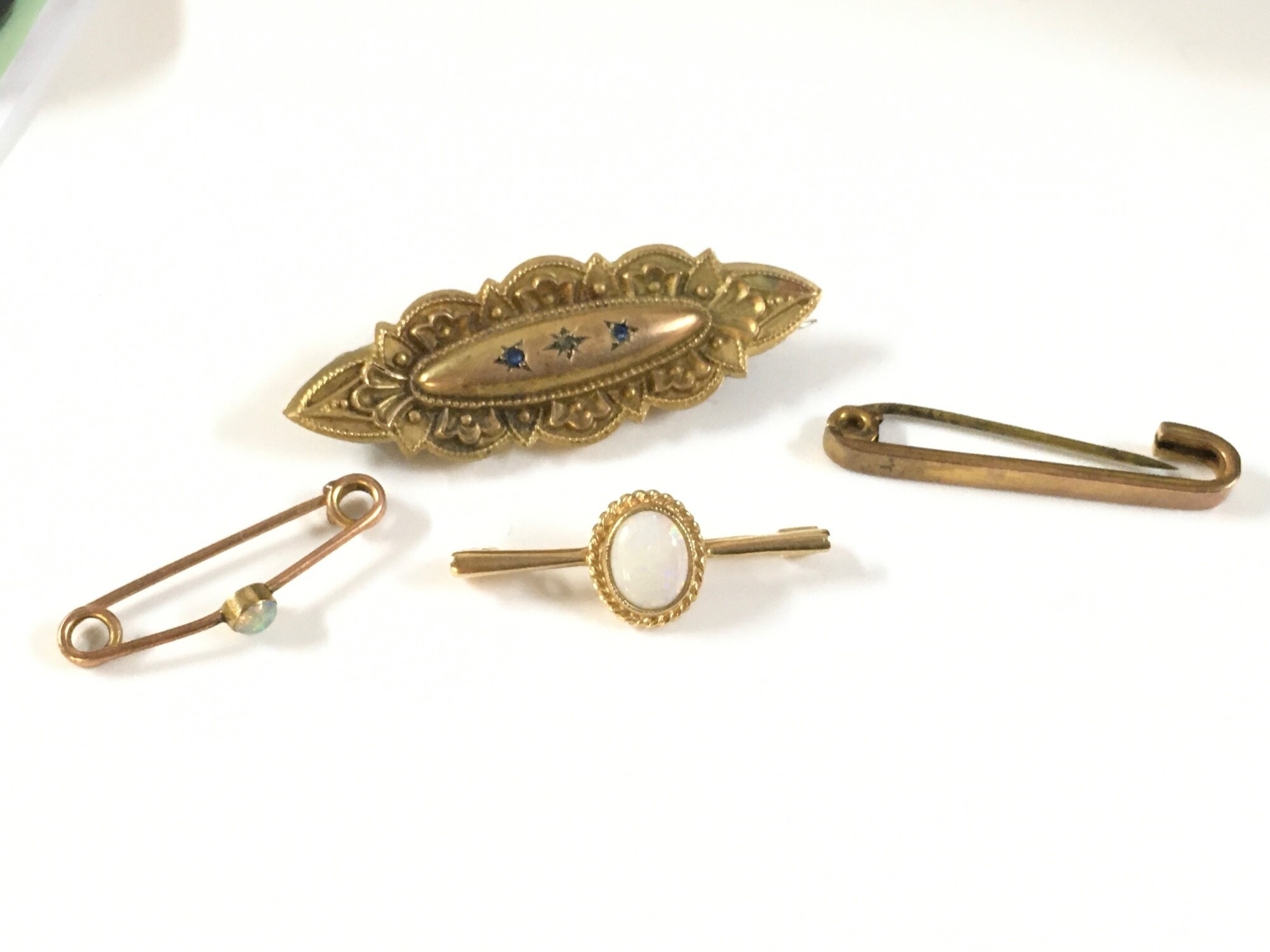 Four 9ct gold brooches. 5.7g total weight