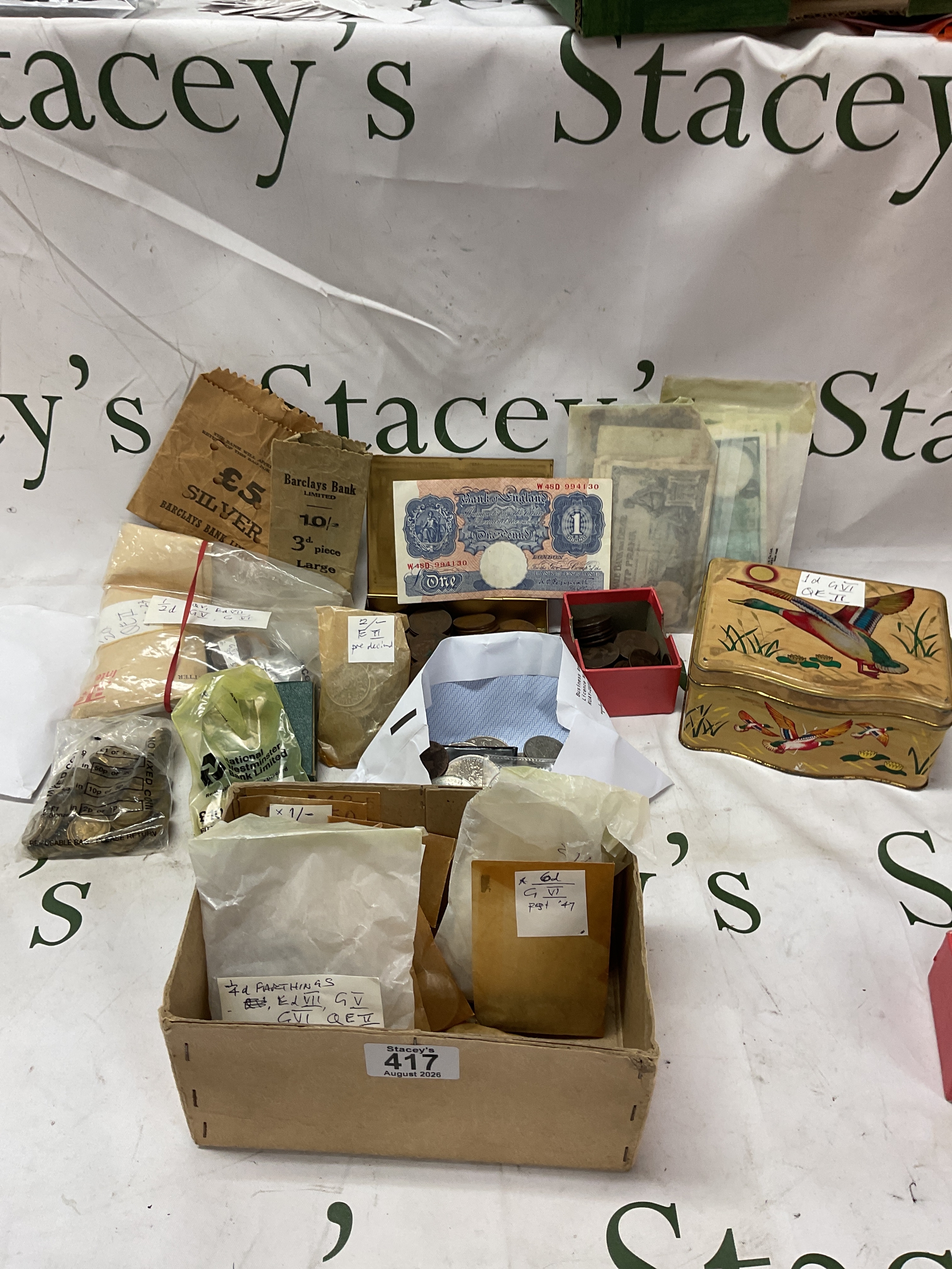 Large qty coins, from Victoria to QEIIR, to inc pennies and post 47 issues. Along with bank notes and commemorative 50p and £2 coins.
