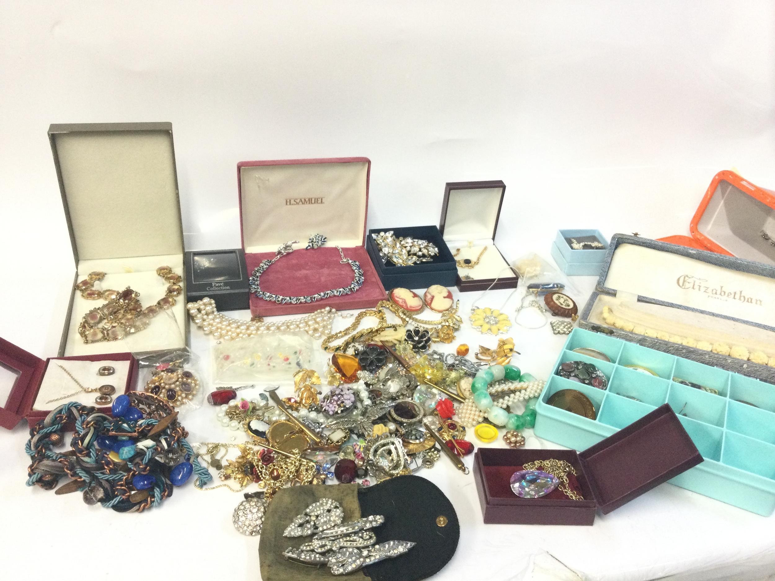 Costume jewellery including brooches, necklaces etc