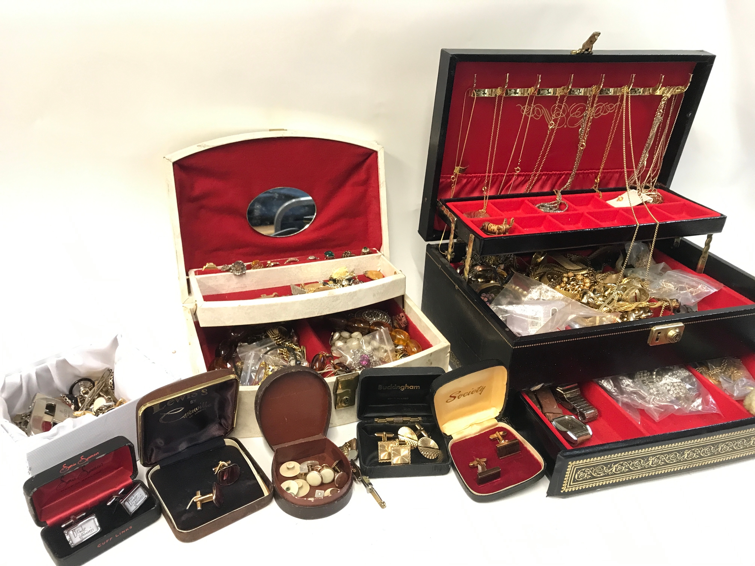 An collection of costume jewellery including necklaces, brooches 