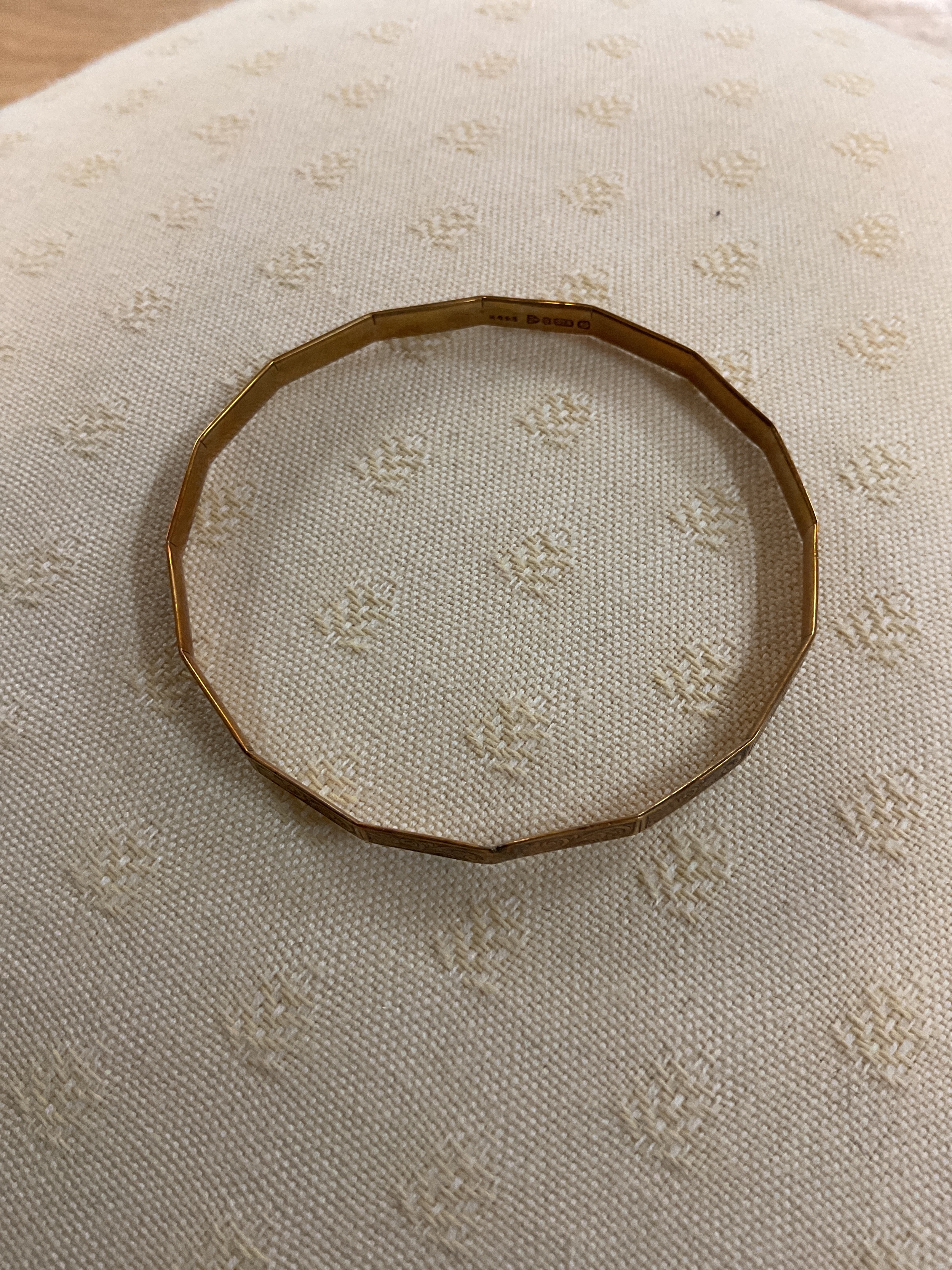 Chester hallmarked 9ct multi sided gold bracelet. Weight 11 grams.