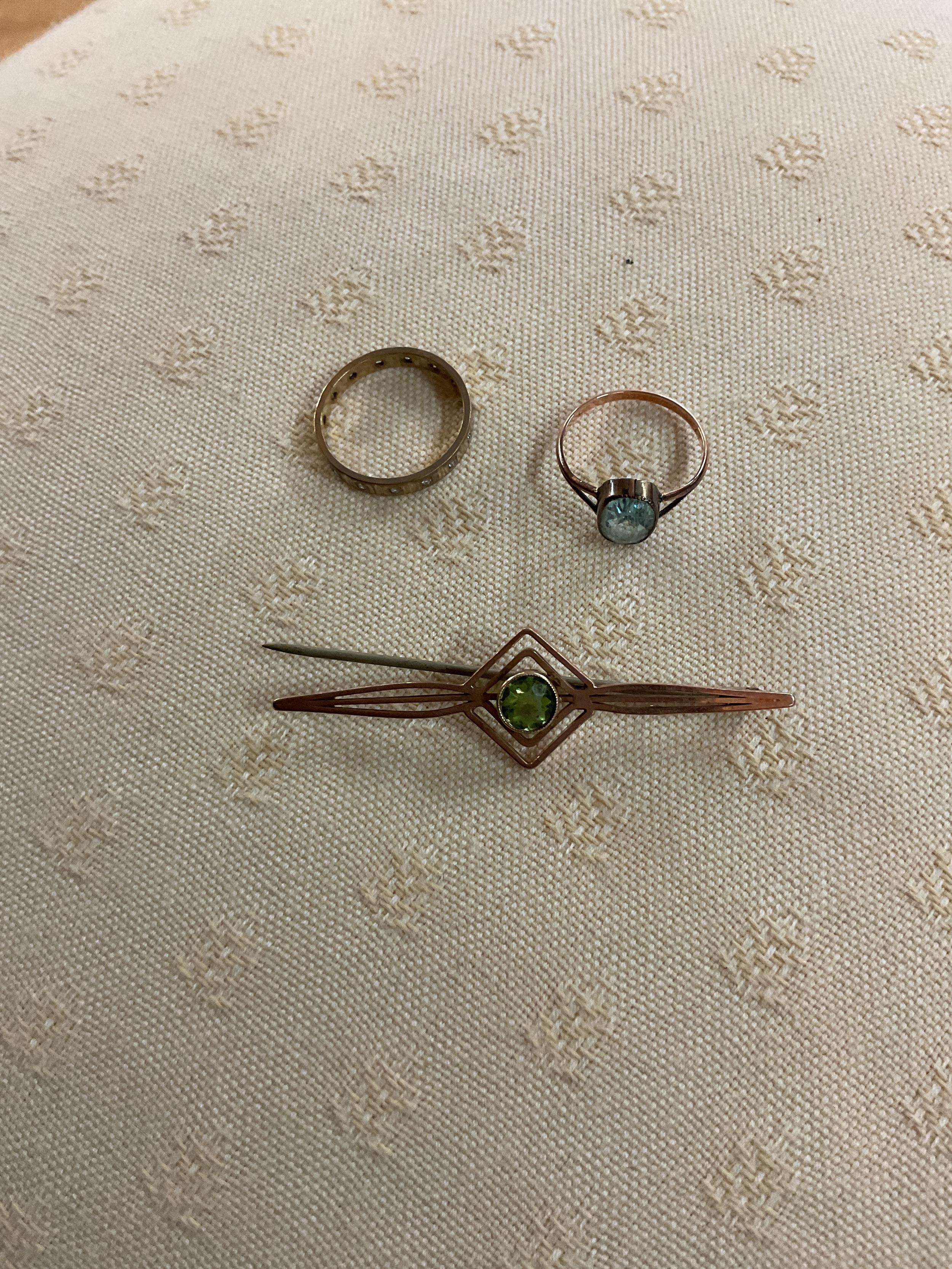 Two 9 ct rings and 9ct brooch missing catch. Weight 6.9 grams.